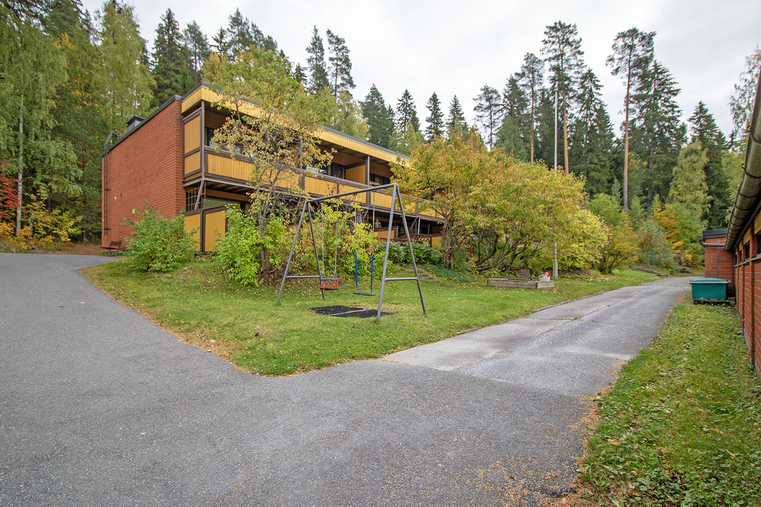 Loistava ja rauhallinen sijainti metsän laidassa.