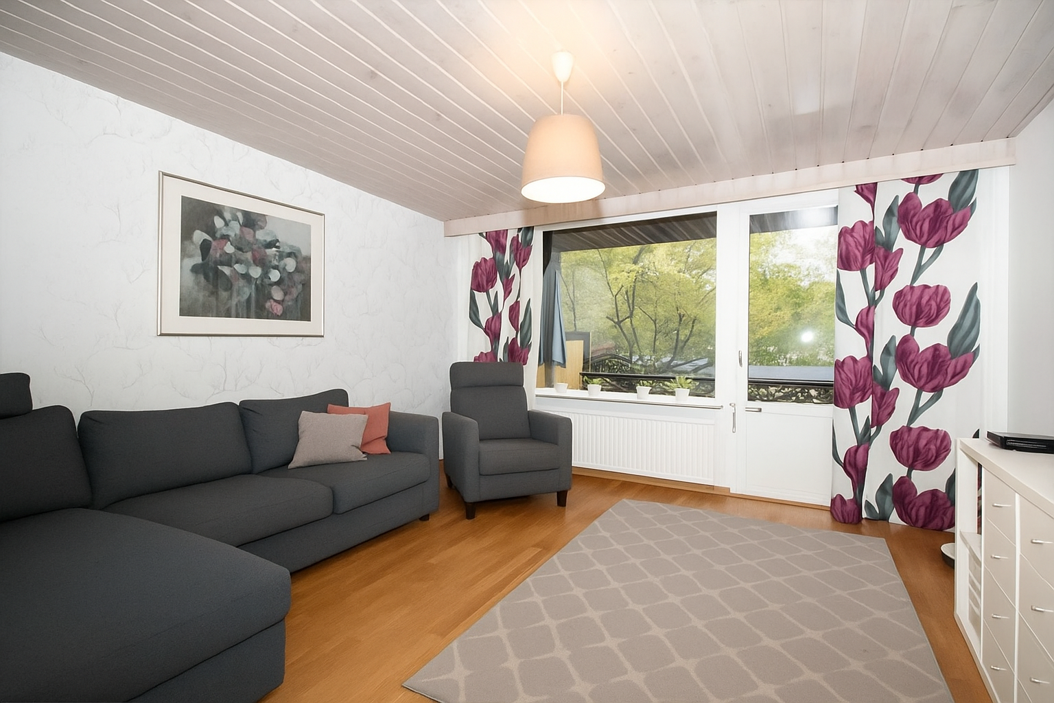 Virtuaalisesti muokattu kuva olohuoneesta.