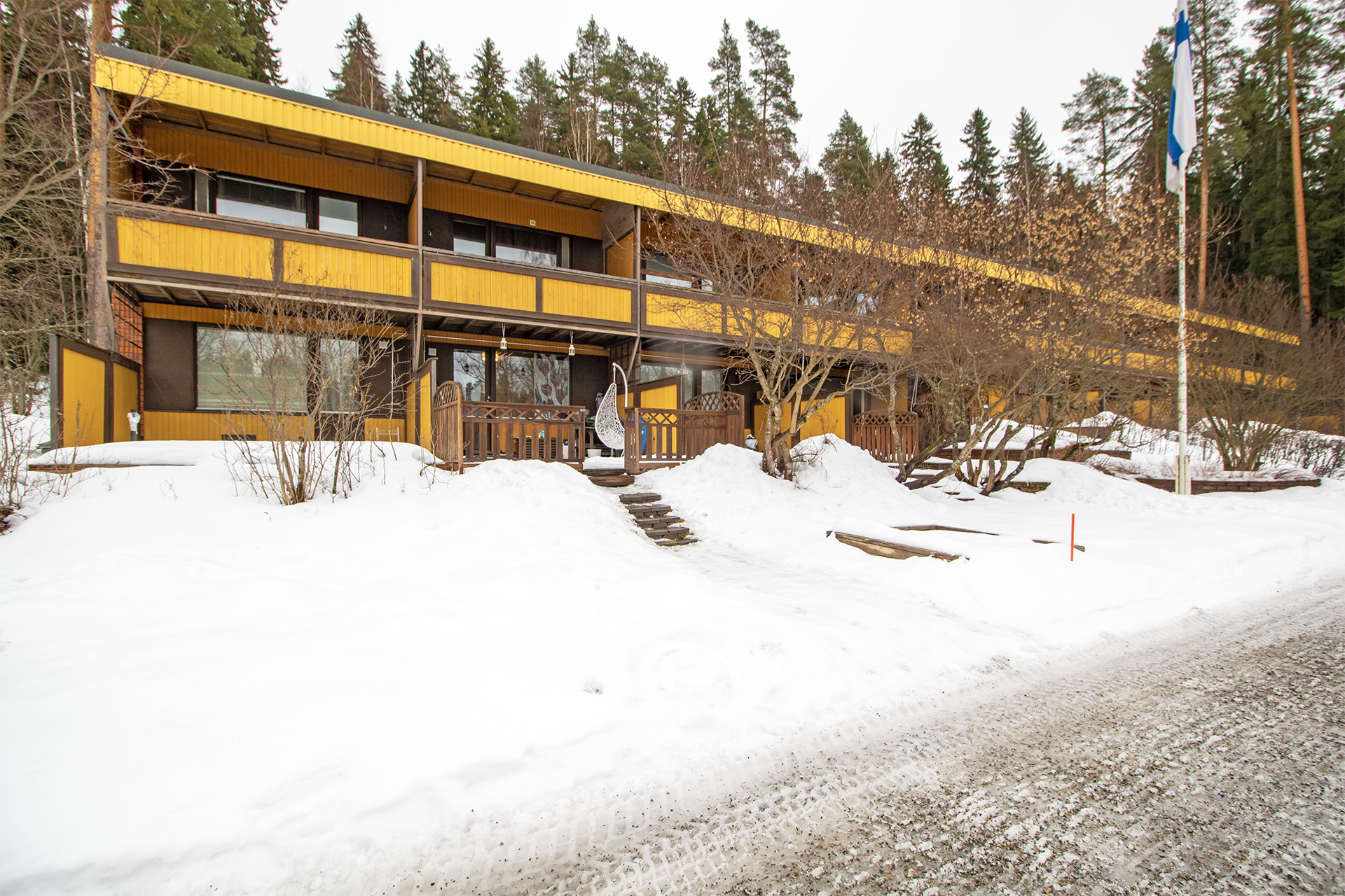 Loistava ja rauhallinen sijainti metsän laidassa.