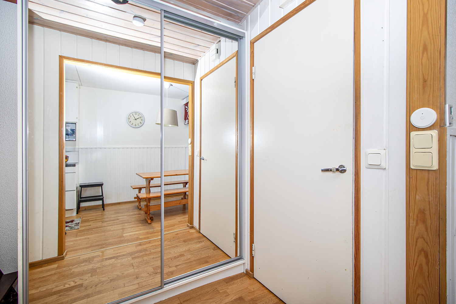 Eteisessä liukuovikaapisto.