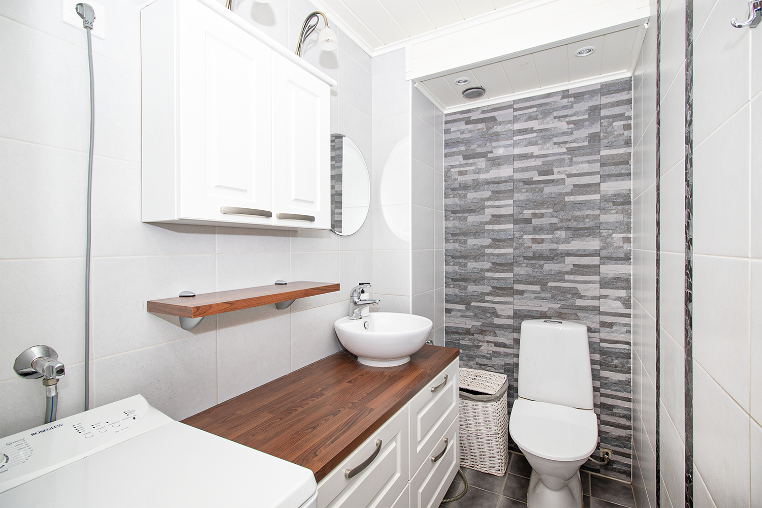 Alakerran erillisessä wc:ssä hyvin tilaa pesukoneelle.