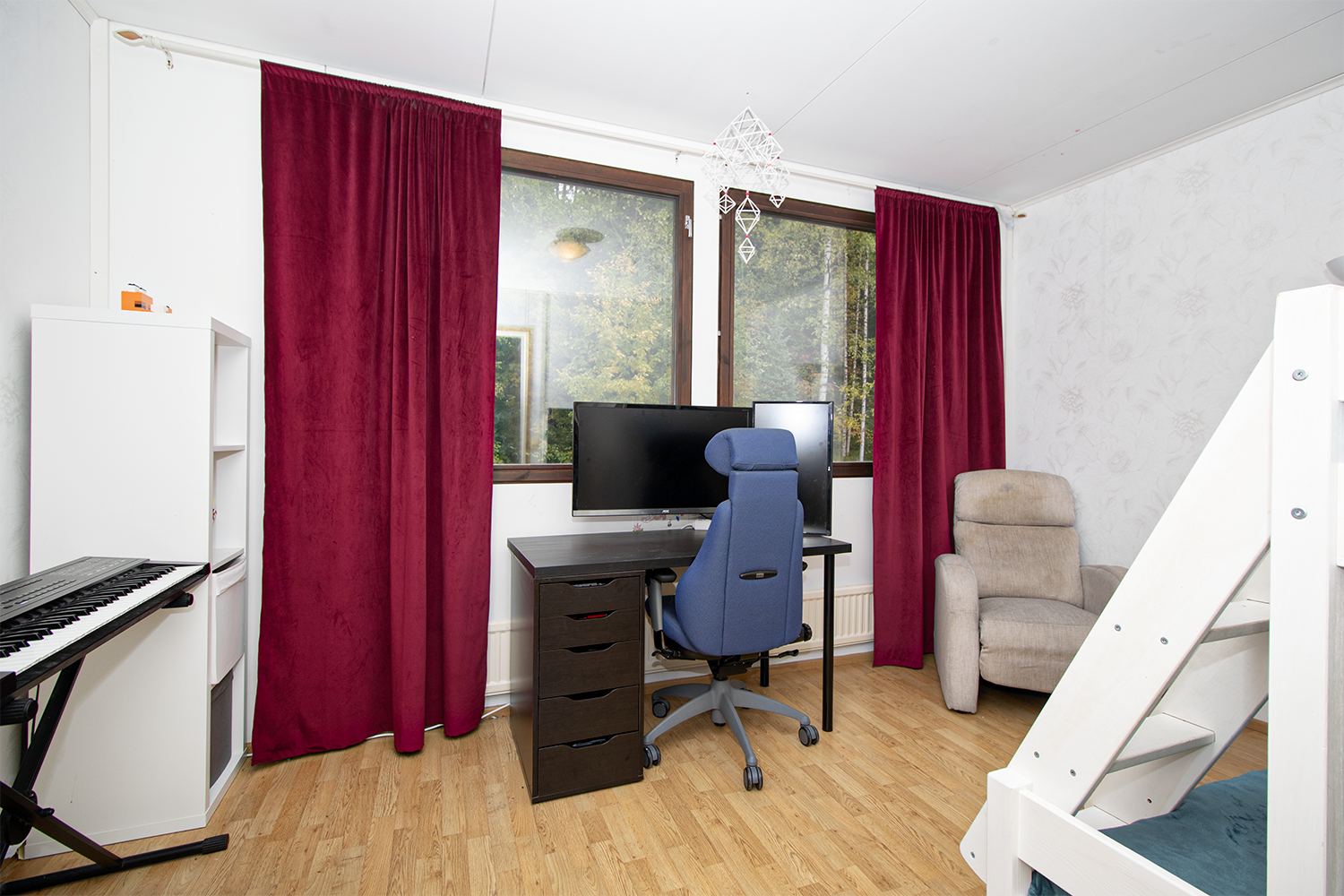 Toinen makuuhuone metsäisillä näkymillä.