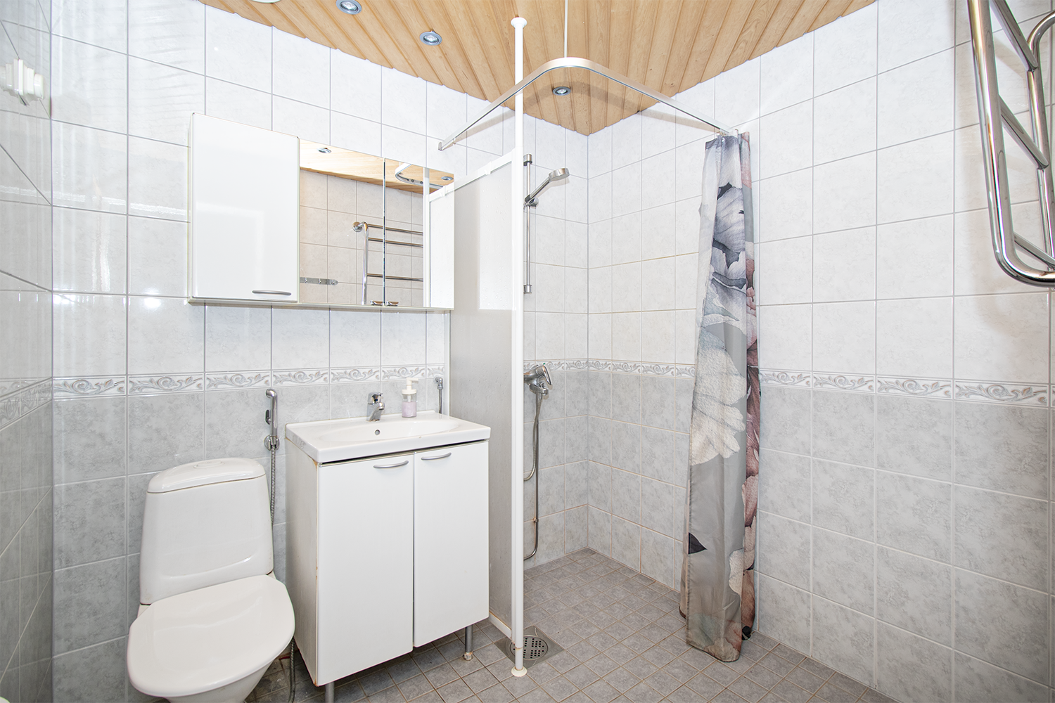 Myös yläkerran kylpyhuoneessa wc.