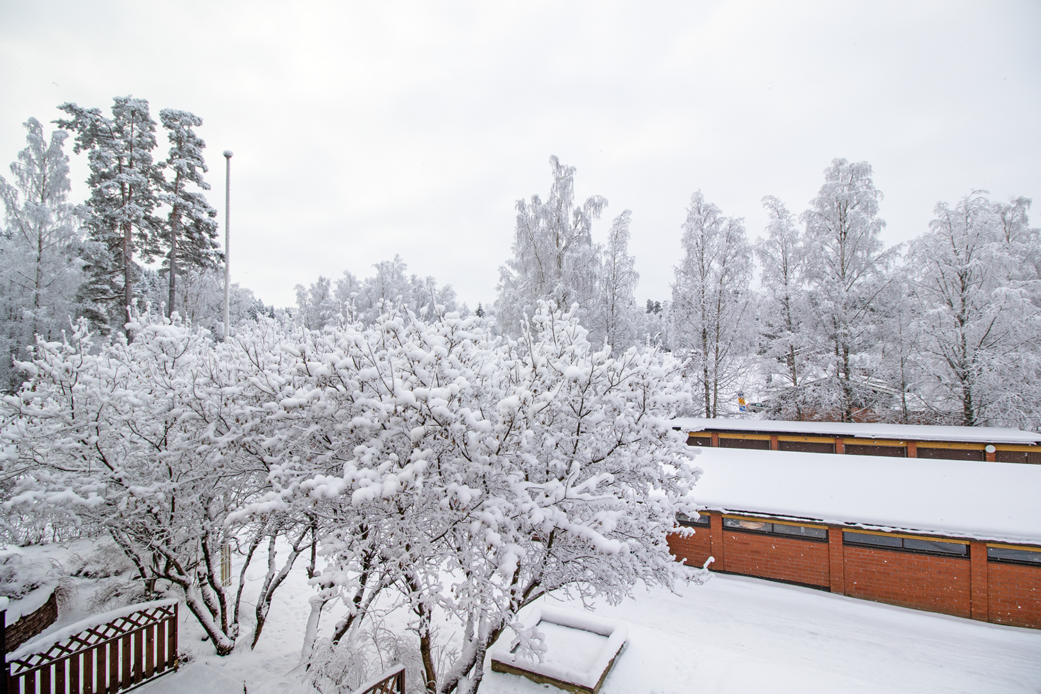 Maisema parvekkeelta.