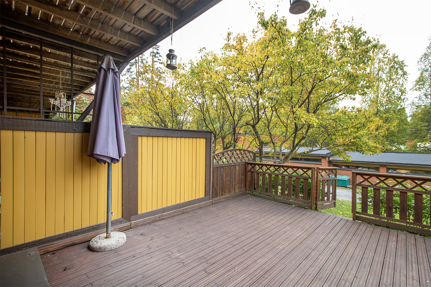 Takapihalla iso aidattu terassialue.