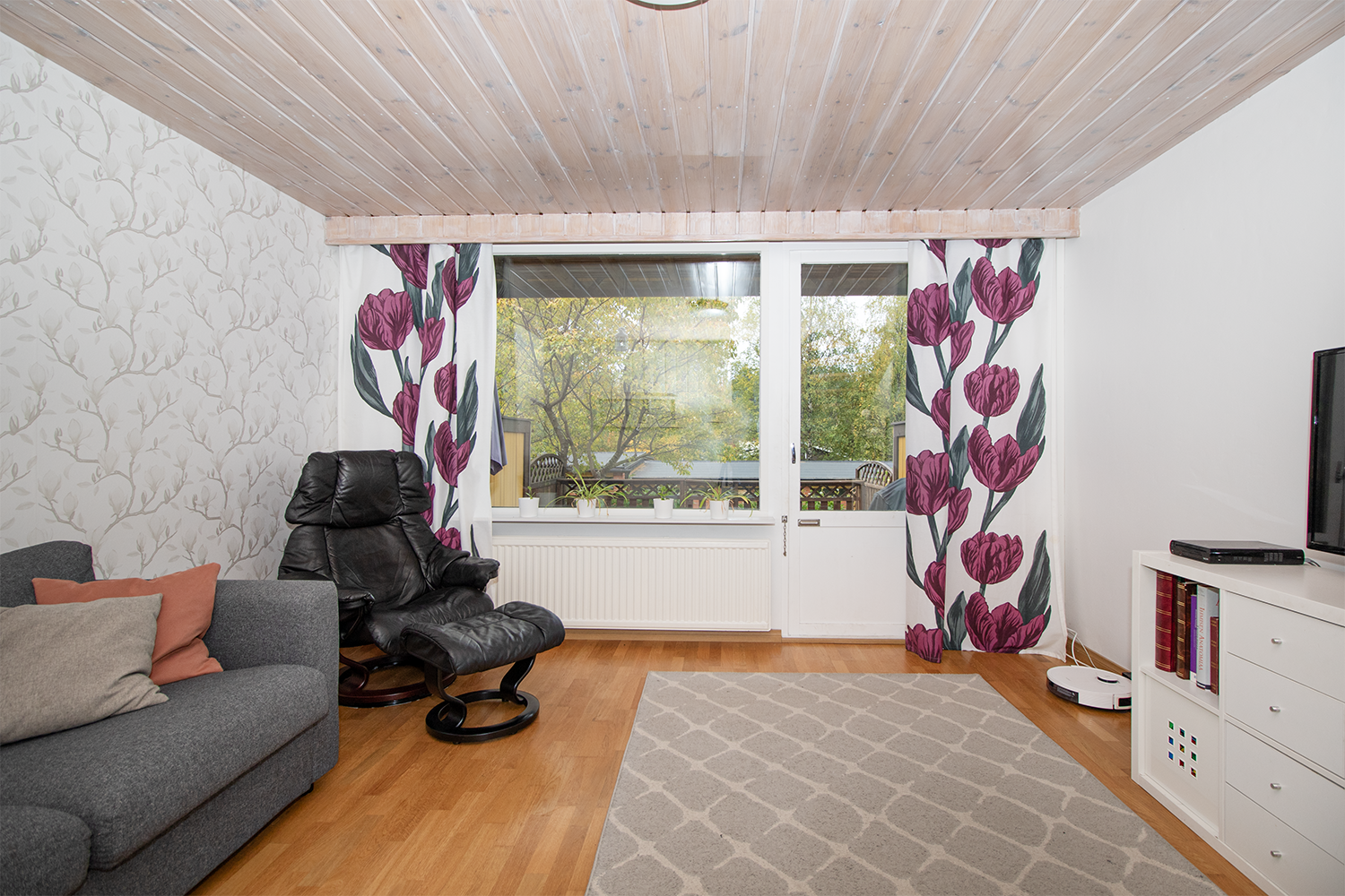 Olohuoneesta kulku takapihan terassille.