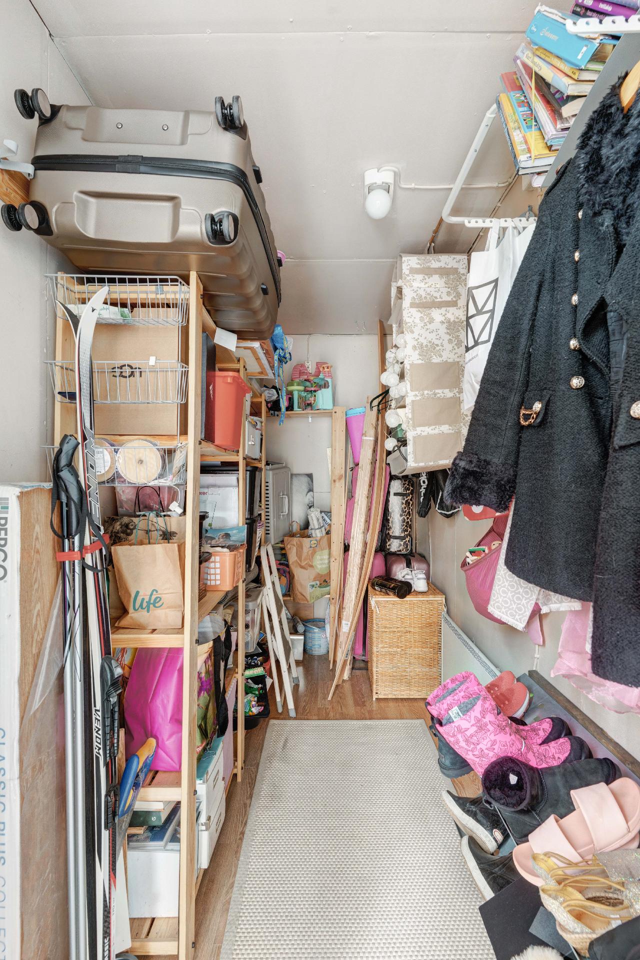 Oma lämmin ja tilava varasto.