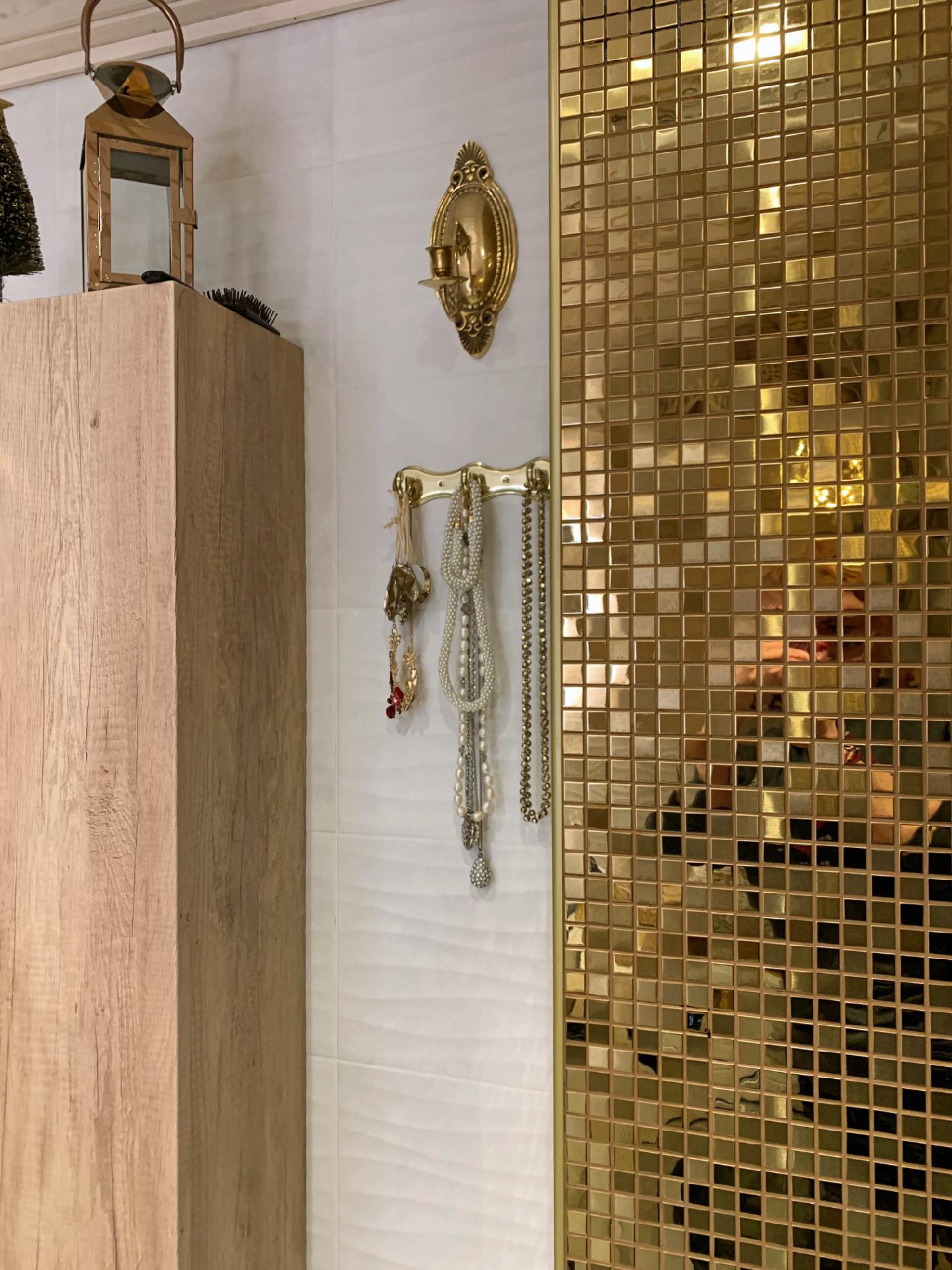 Spa-saunan kultamosaiikki yksityiskohta.