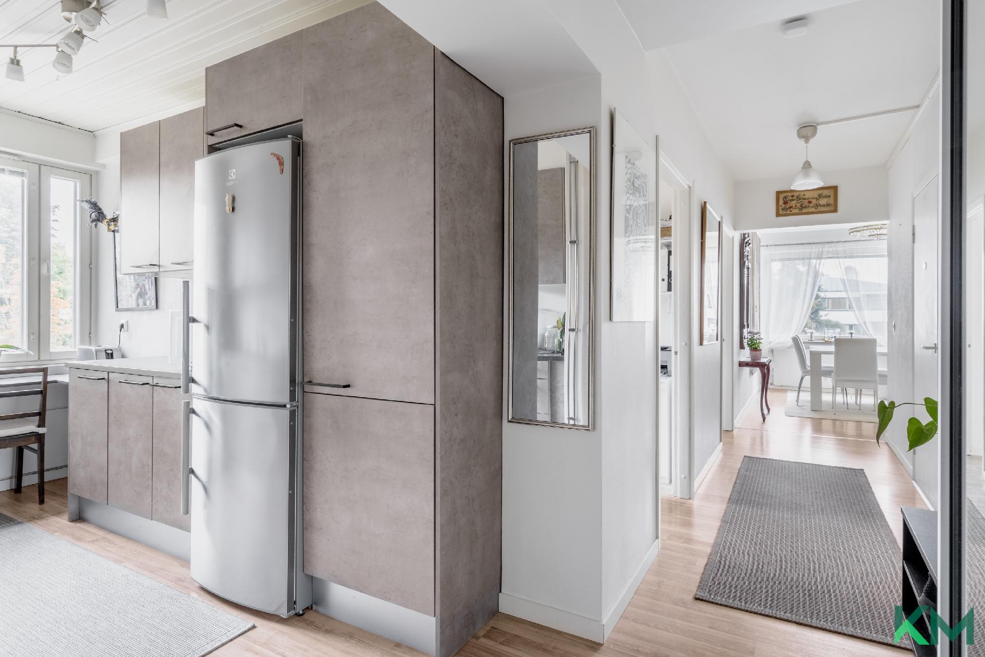 Läpitalon päätyhuoneistossa riittää tilaa!