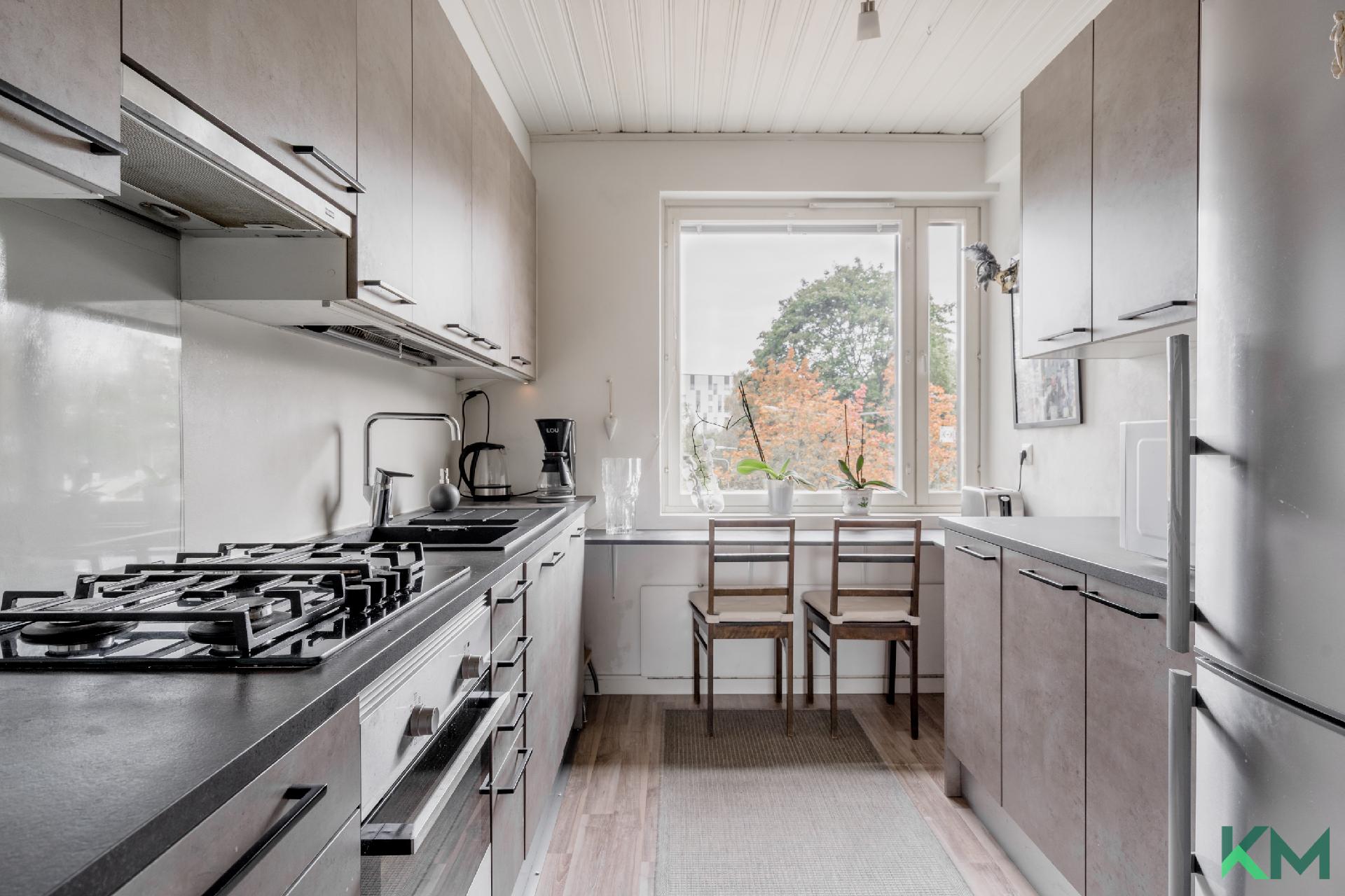 2019 uusitussa keittiössä on paljon kaappi- ja laskutilaa