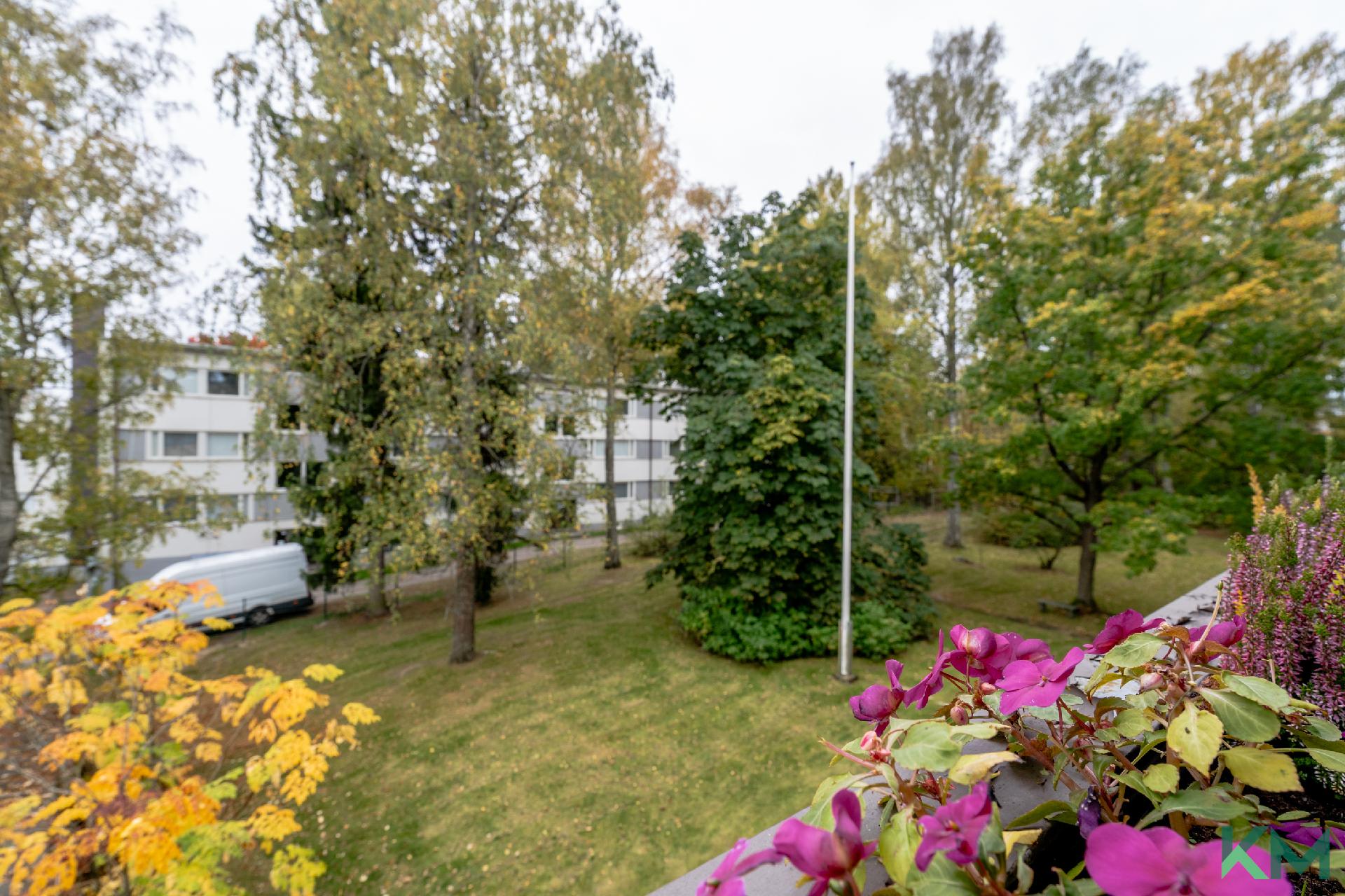 Parvekkeelta avautuu rauhallinen maisema