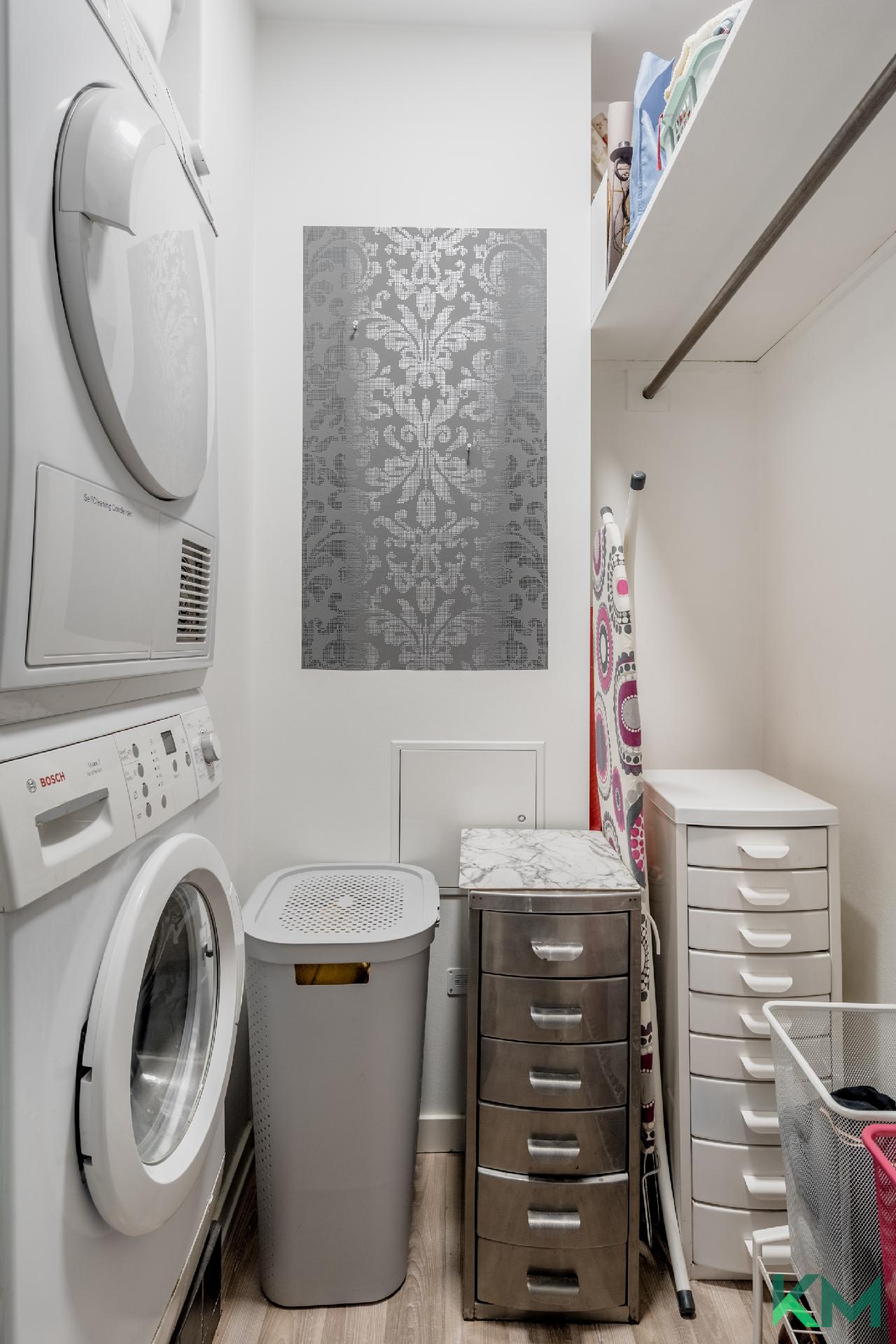 Kodinhoitohuoneen pesutornin saa tarvittaessa kaupan päälle