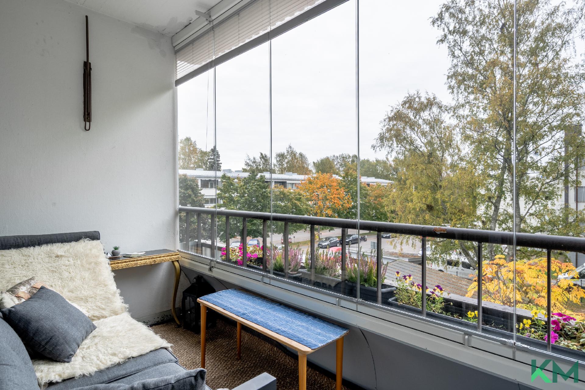 Lasitettu parveke on kuin olohuoneen jatke pitkälle syksyyn