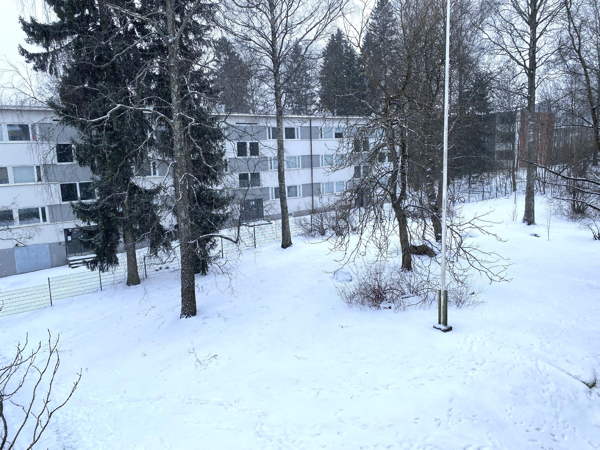 Parvekkeelta on rauhallinen näkymä pihalle