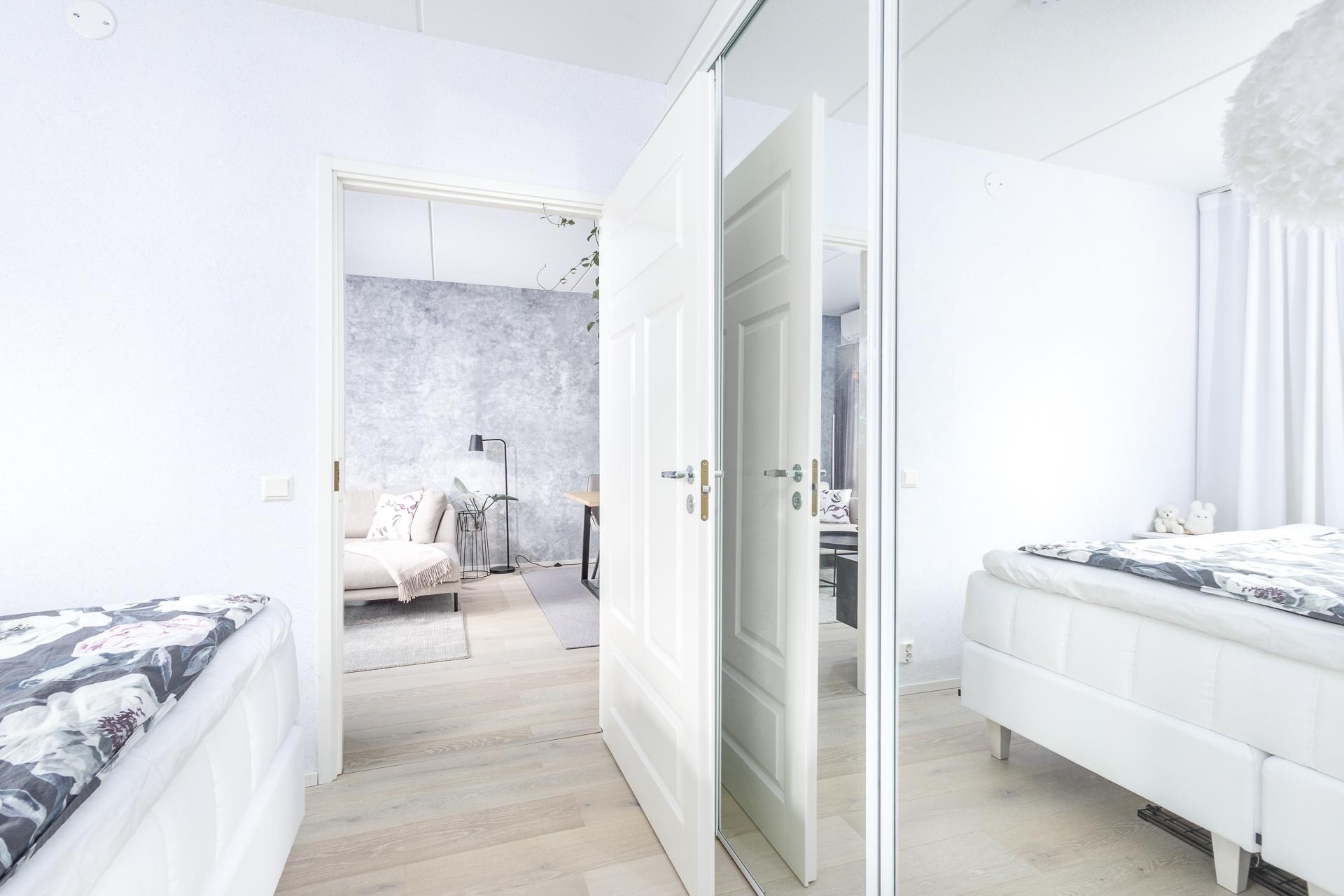 mh:n peliliukuovelliset kaapistot