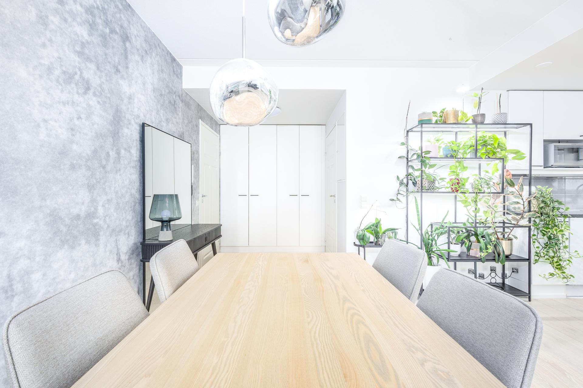 tilava ja valoisa koti