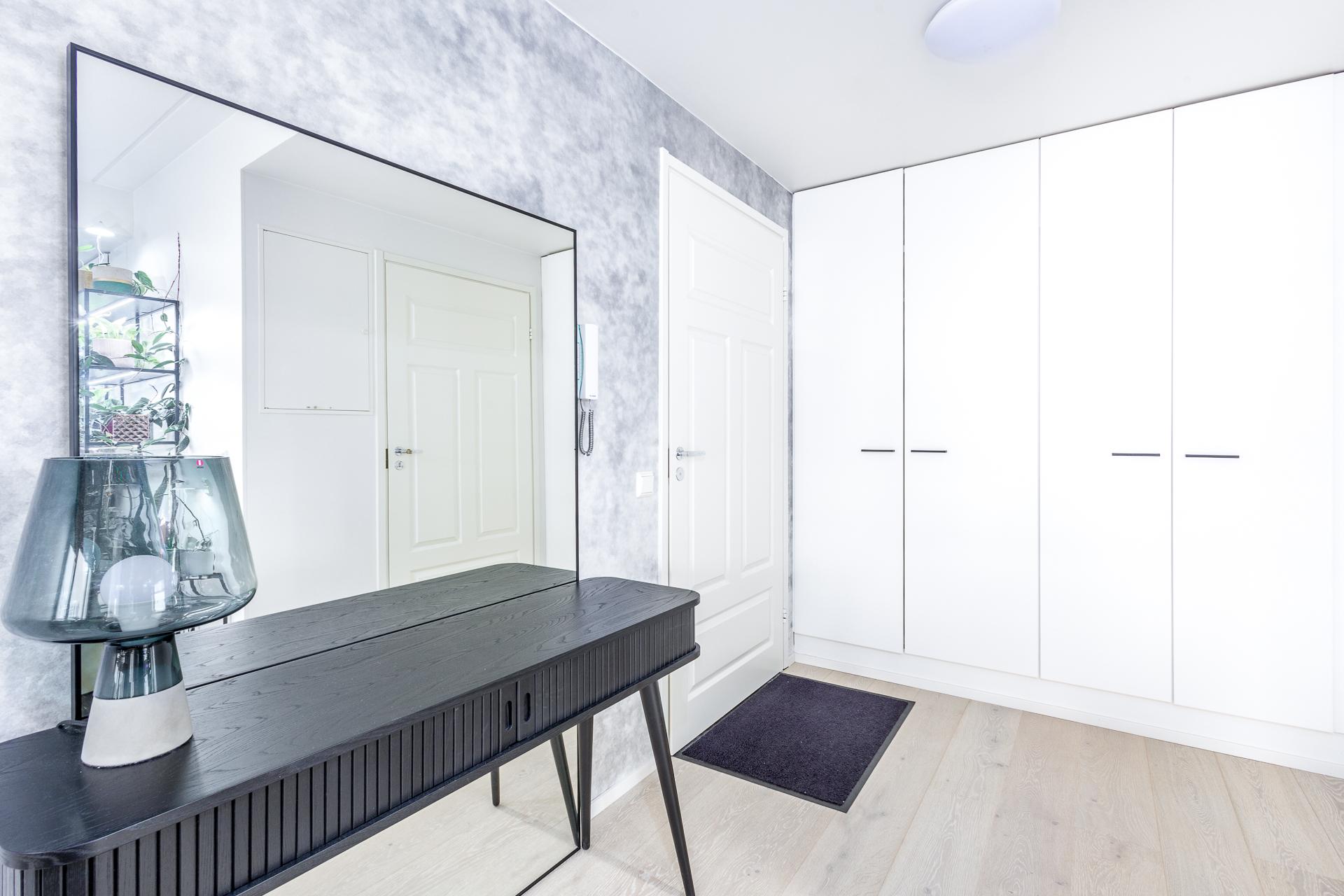 eteisessä kaapistot