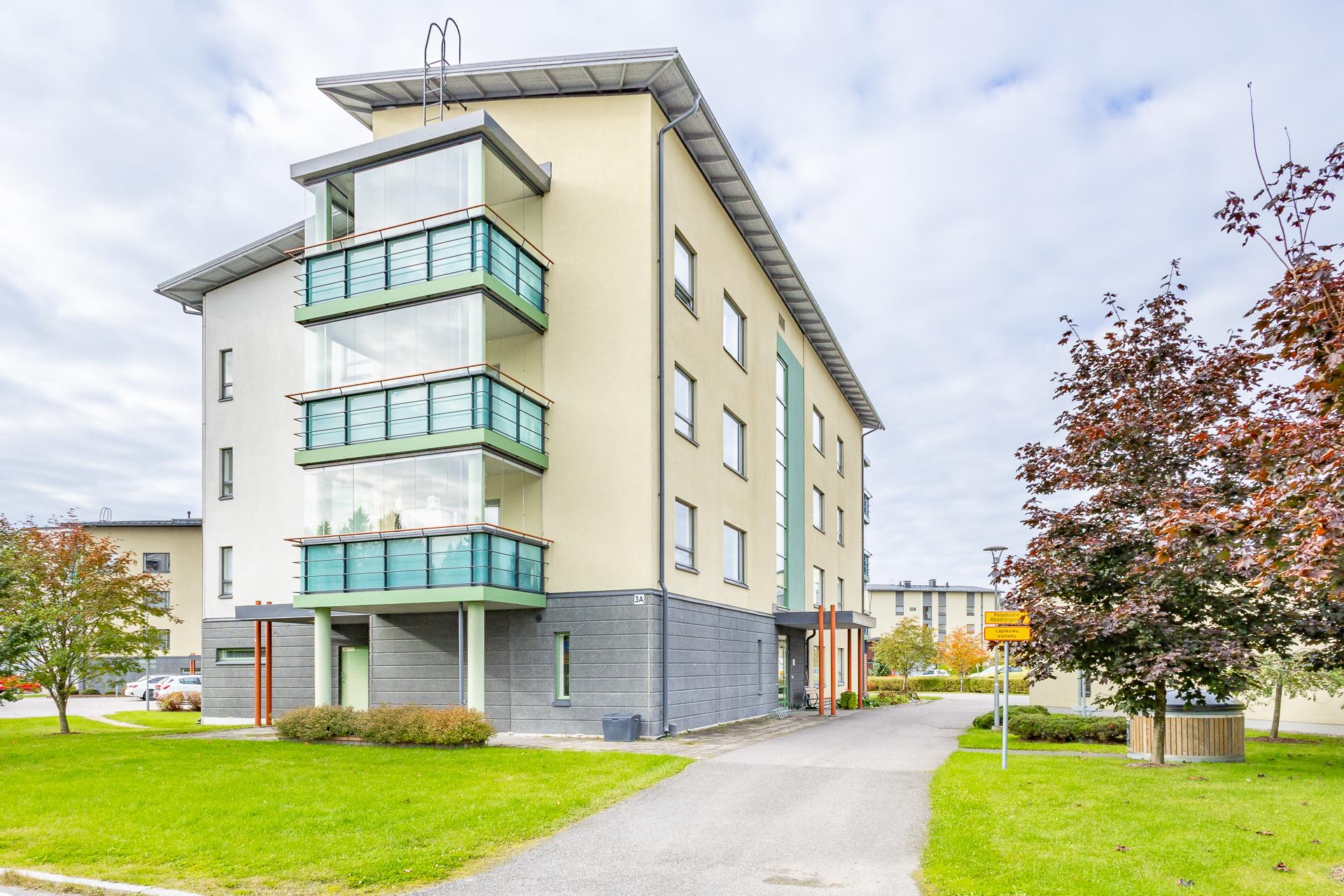 julkisivu kadun puolelta