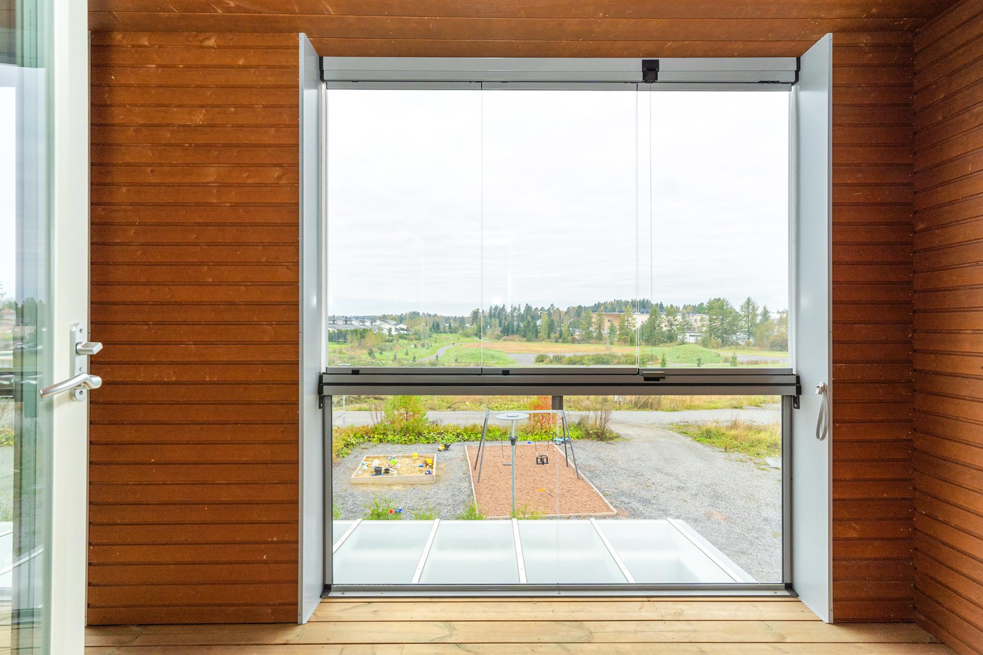 Yläkerran lasitettu parvke