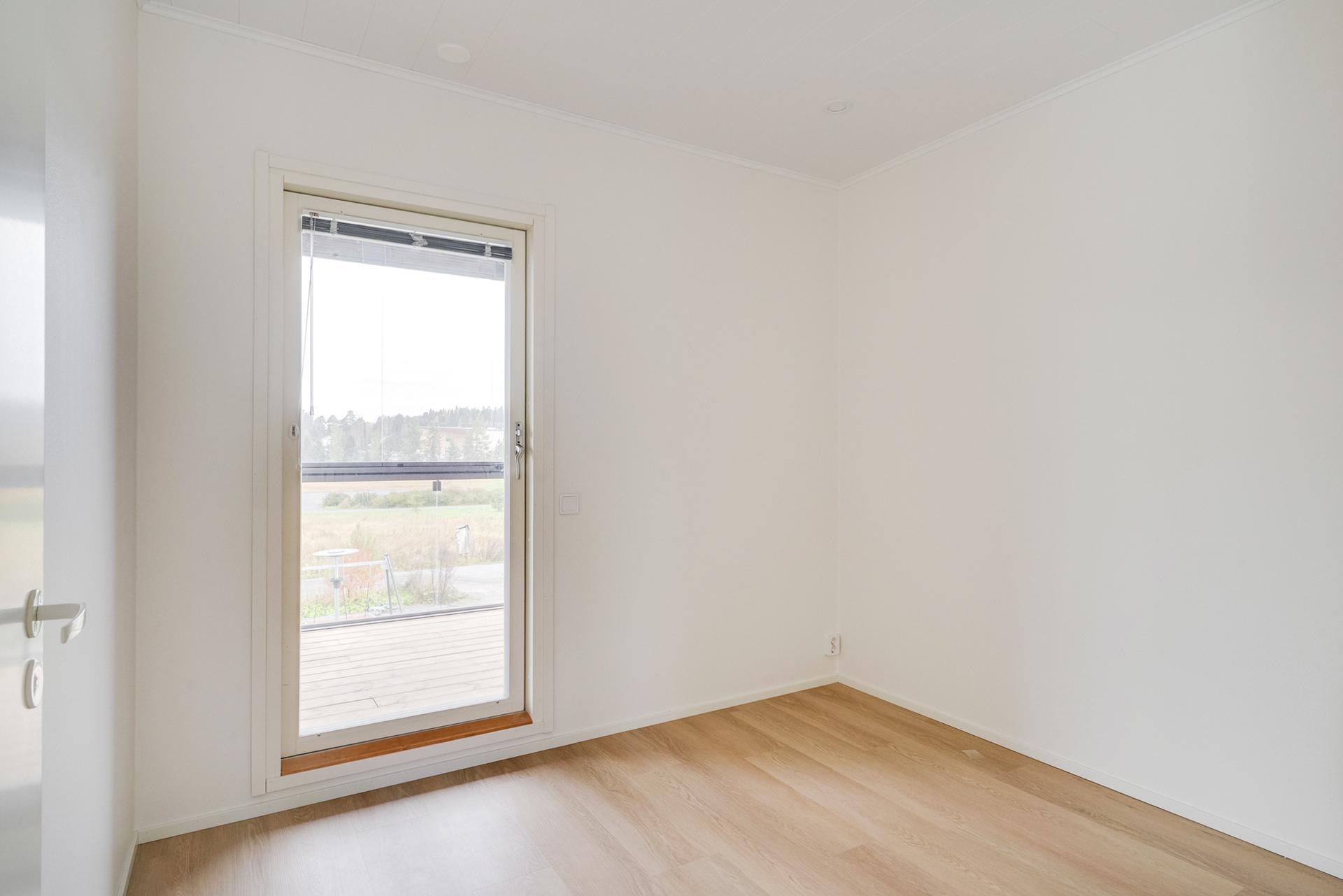 Tästä mh:sta käynti parvekkeelle