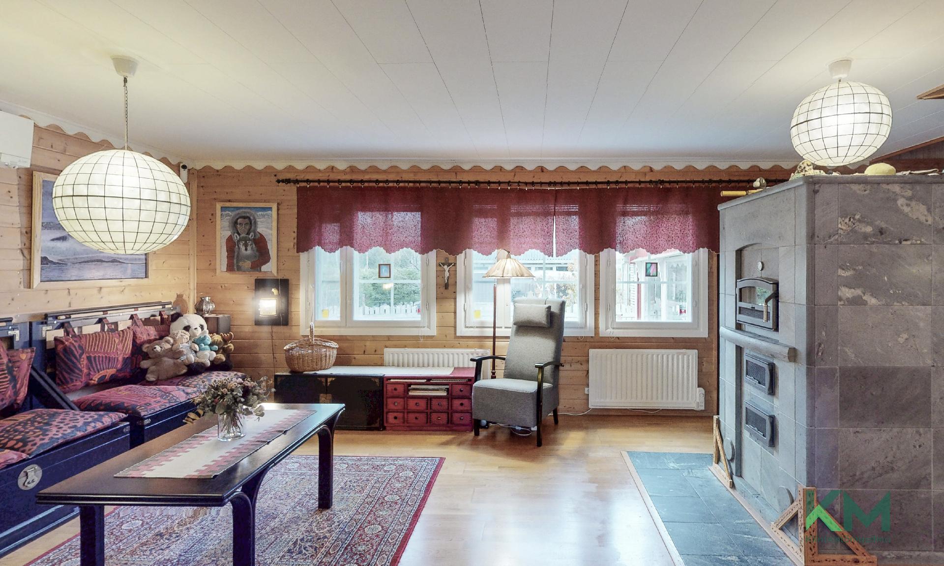 Olohuonetilassa on käsittelemätön leveä kuusipaneeli.