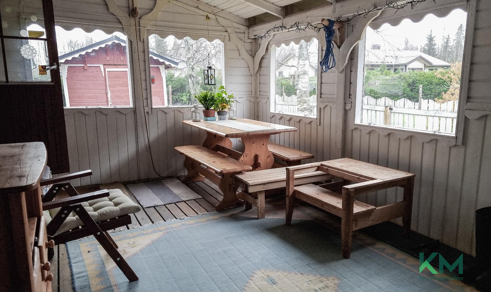 Katetun terassin ikkunasta näkyy ulkovarasto.