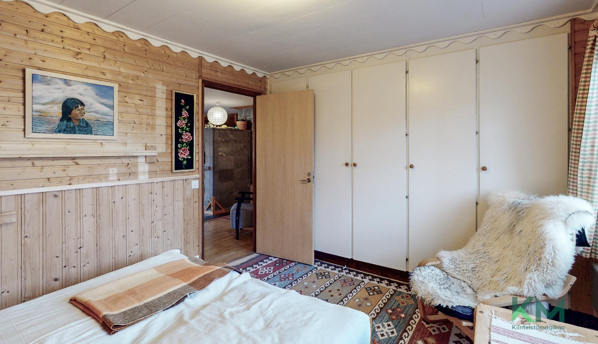 Alakerran makuuhuoneessa on hyvin kaappitilaa.