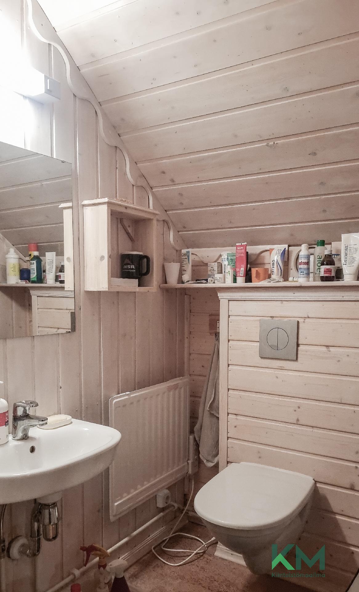 Yläkerran vessassa on uusittu kalusteita, sekä seinien panelointeja.