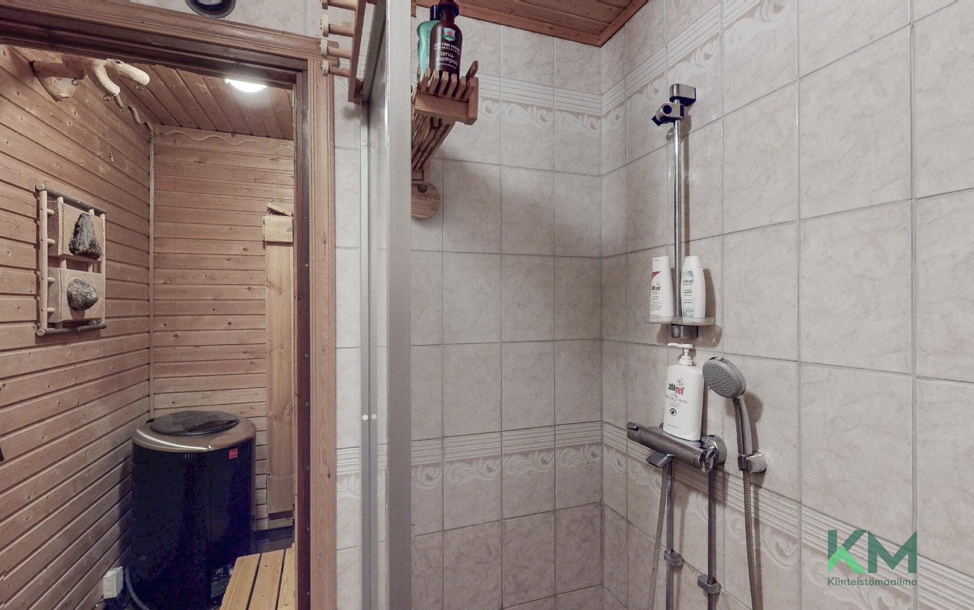 Saunasta löytyy heti valmis kiuas.