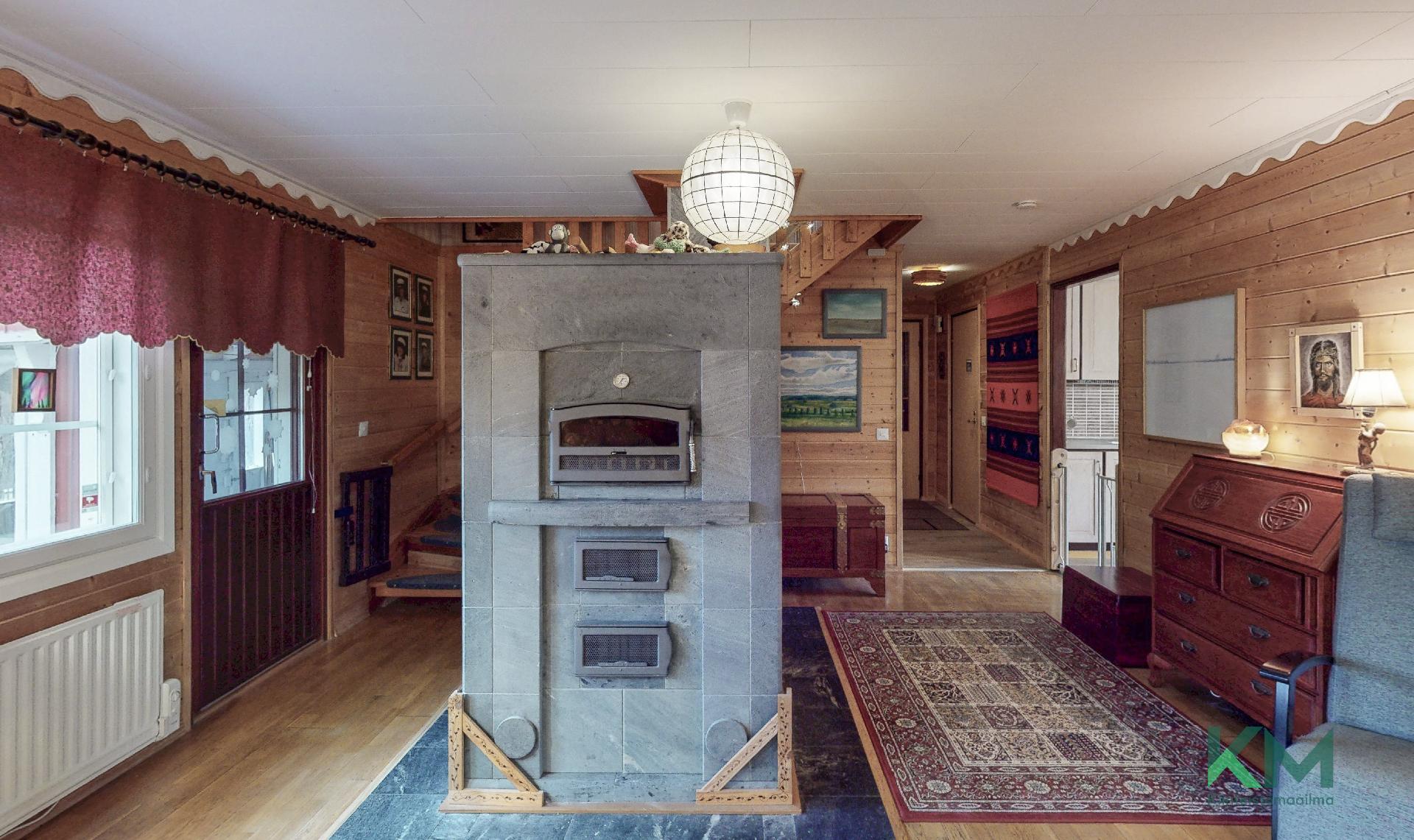 Leivinuuni on jykevä ja varaa hyvin lämpöä.