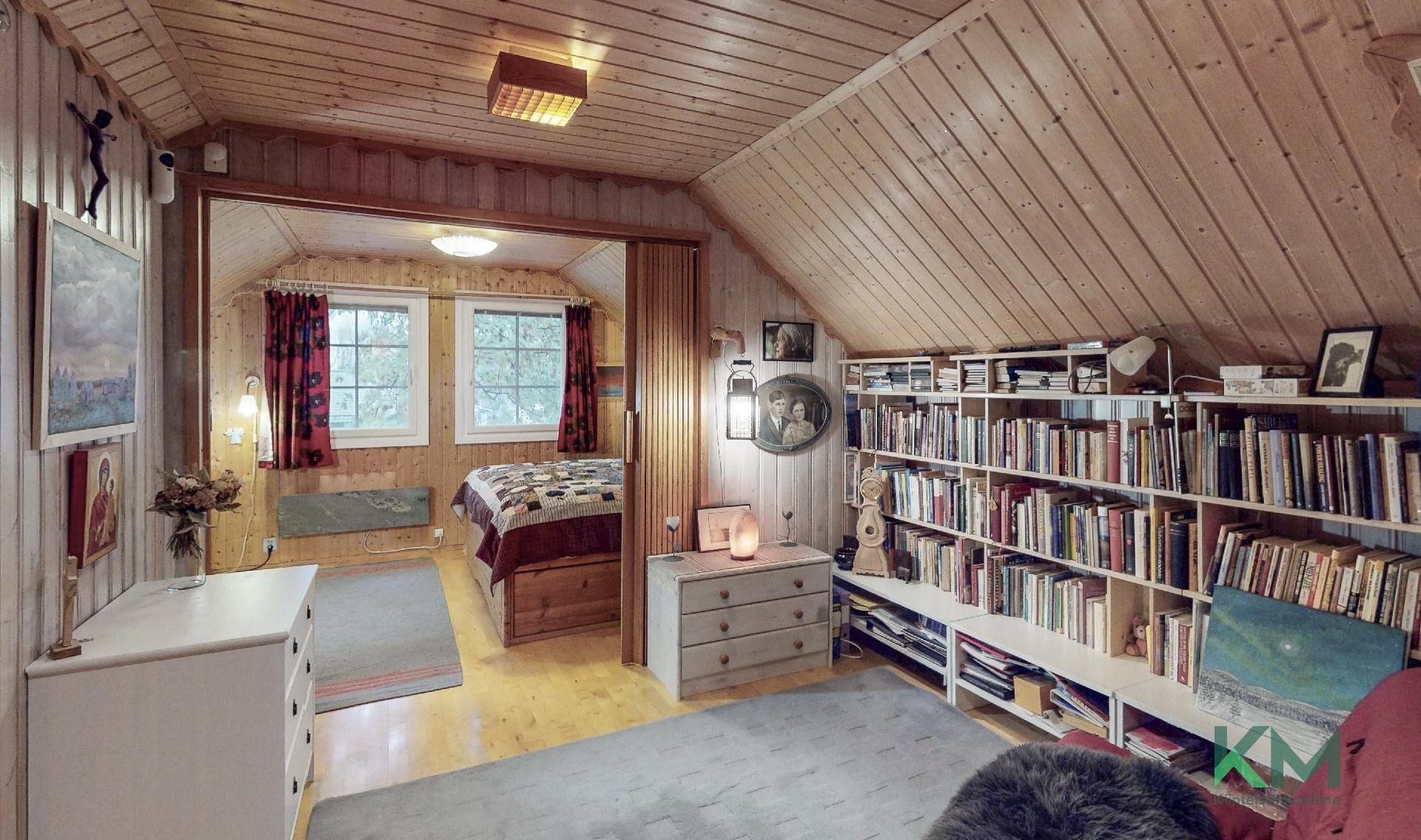 Yläkerran aulatilan toisessa päässä on yksi kodin makuuhuoneista.