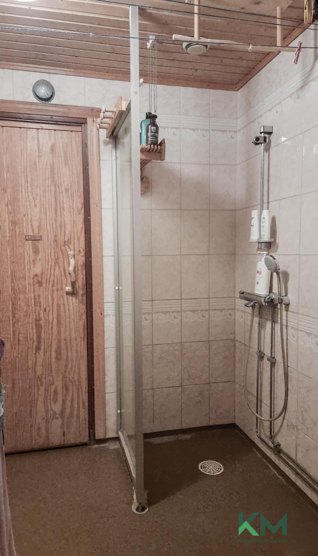 Pesuhuone ja sauna sijaitsee alakerrassa.