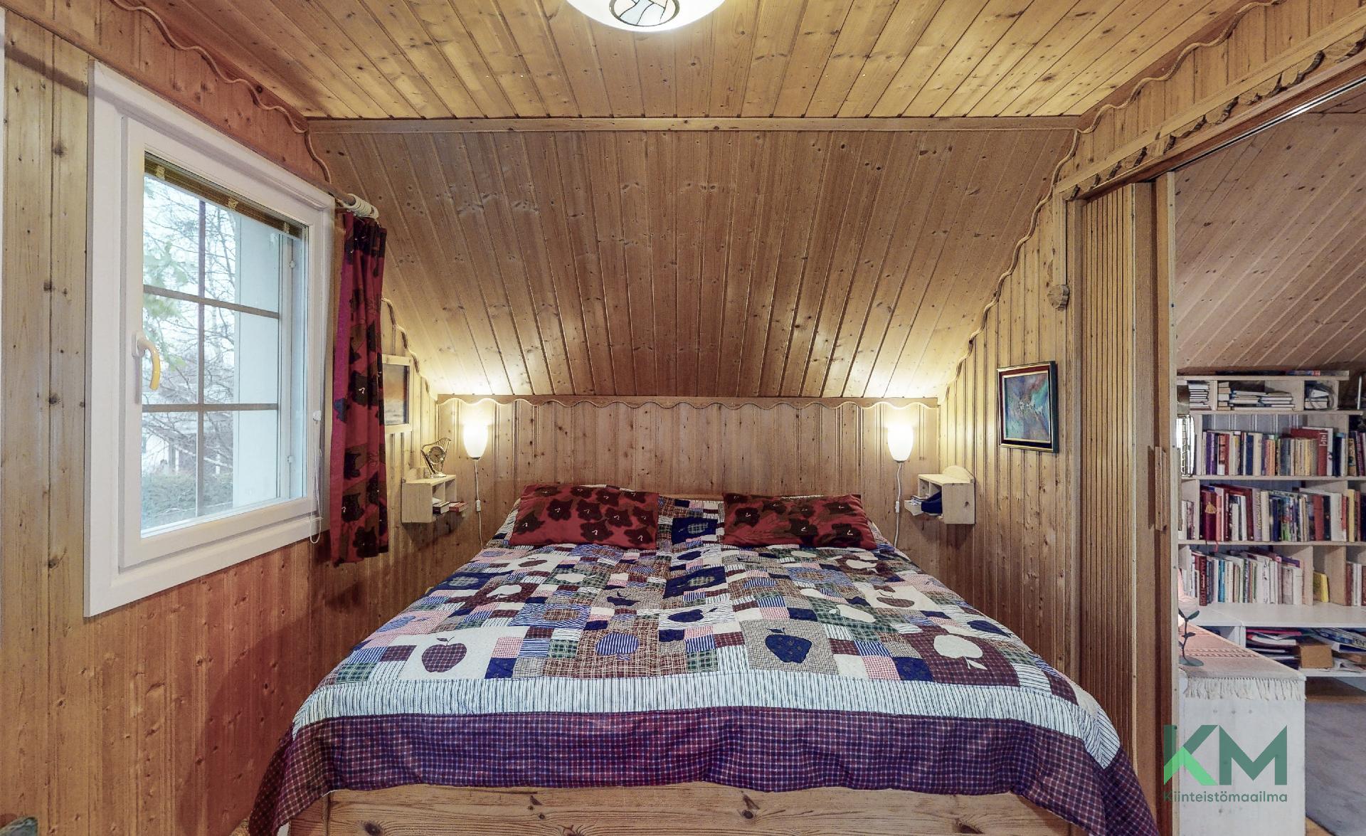 Tämä yläkerran makuuhuone sijaitsee olohuoneen yläpuolella.