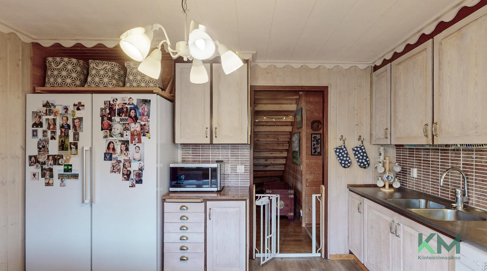 Lisäksi jääkaappi, sekä pakastekaappi eri seinustalla.