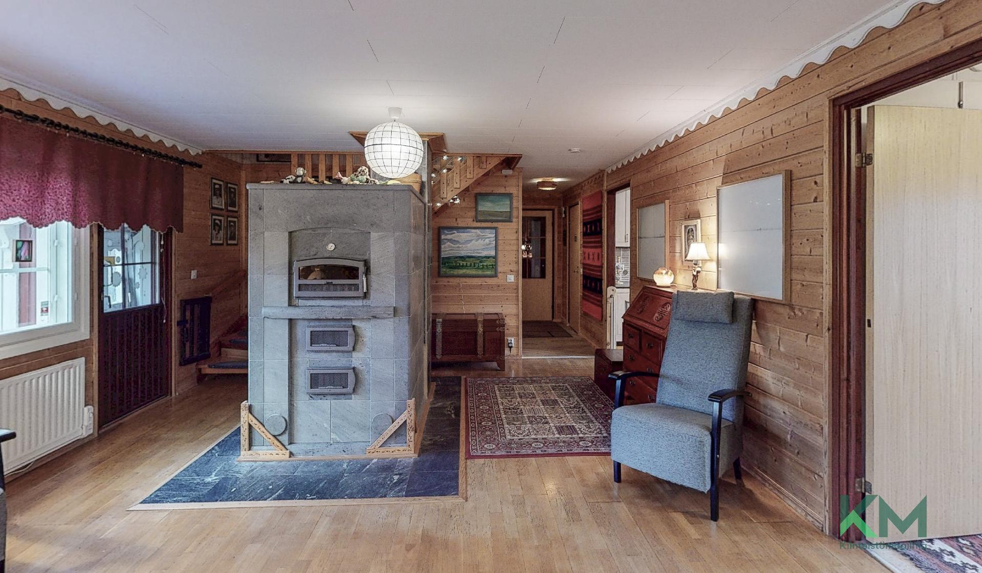 Ulko-ovesta pääset katetulle terassille.