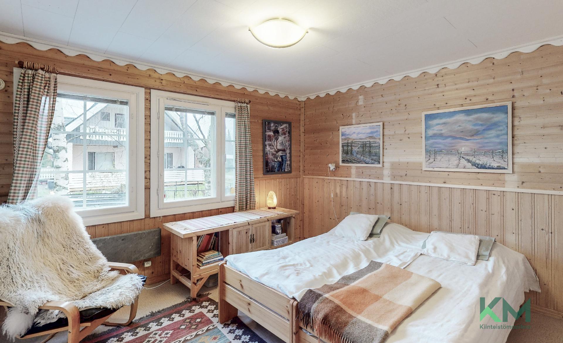 Alakerran makuuhuone on suurin kodin makuuhuoneista.