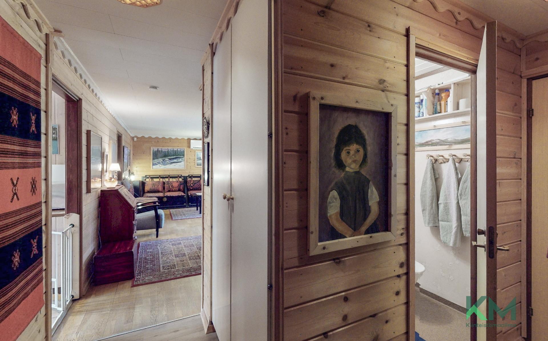 Kun kävelet kotiin sisään, niin oikealle sijoittuu alakerran wc, sekä kodinhoitotila.