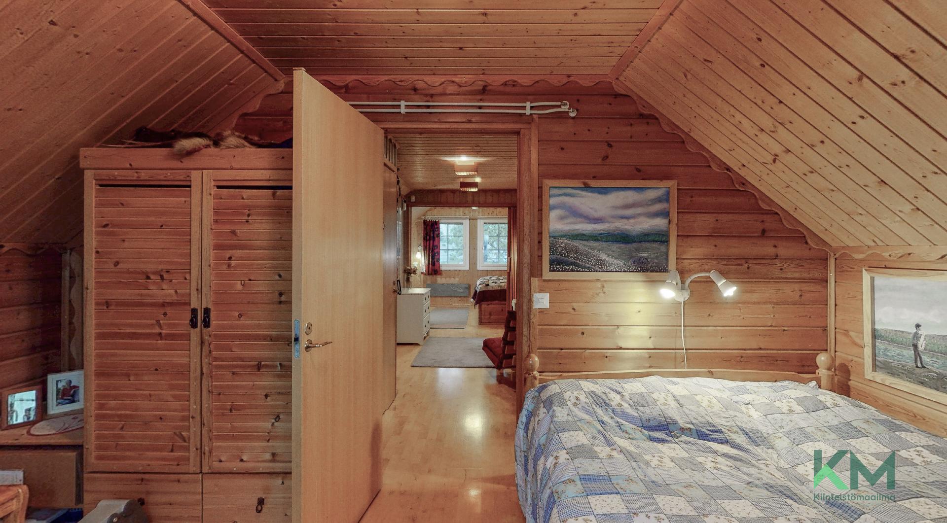 Näkymät yläkerran kolmannesta makuuhuoneesta aulaan päin. 