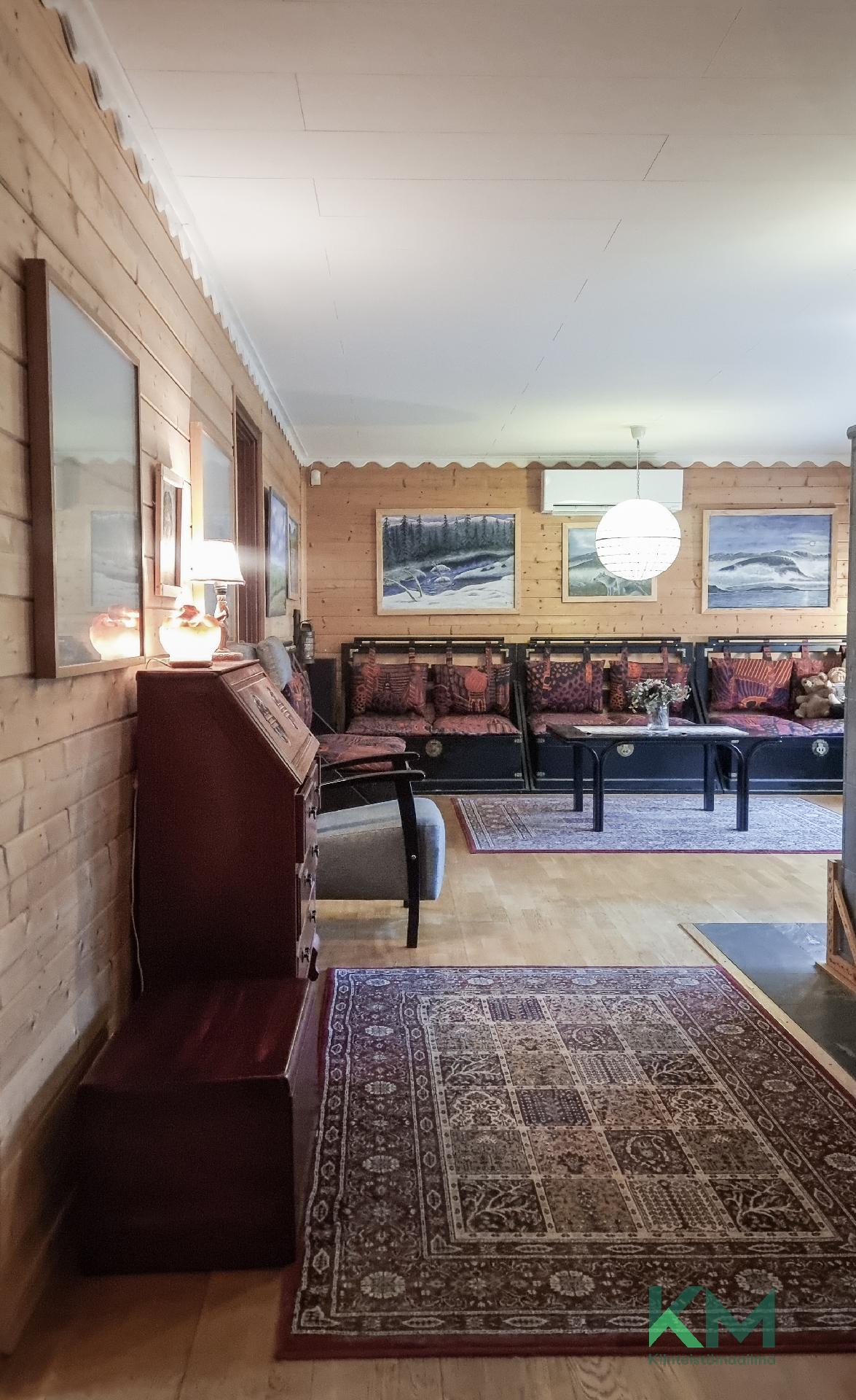 Olohuonetilassa on parkettilattia, lukuunottamatta leivinuunin ympärystää, jossa on laatta.