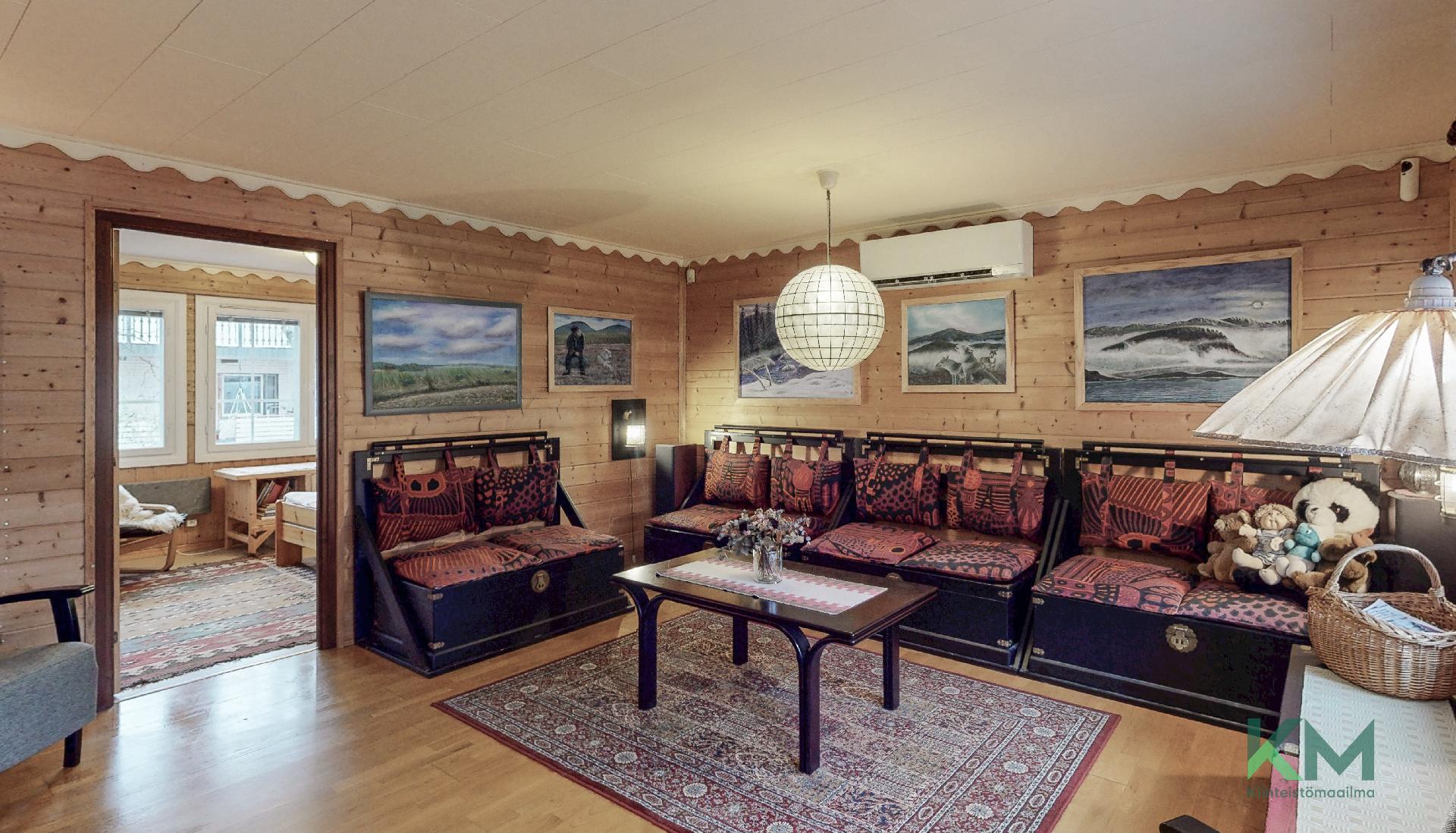 Olohuoneen vieressä alakerran makuuhuone.