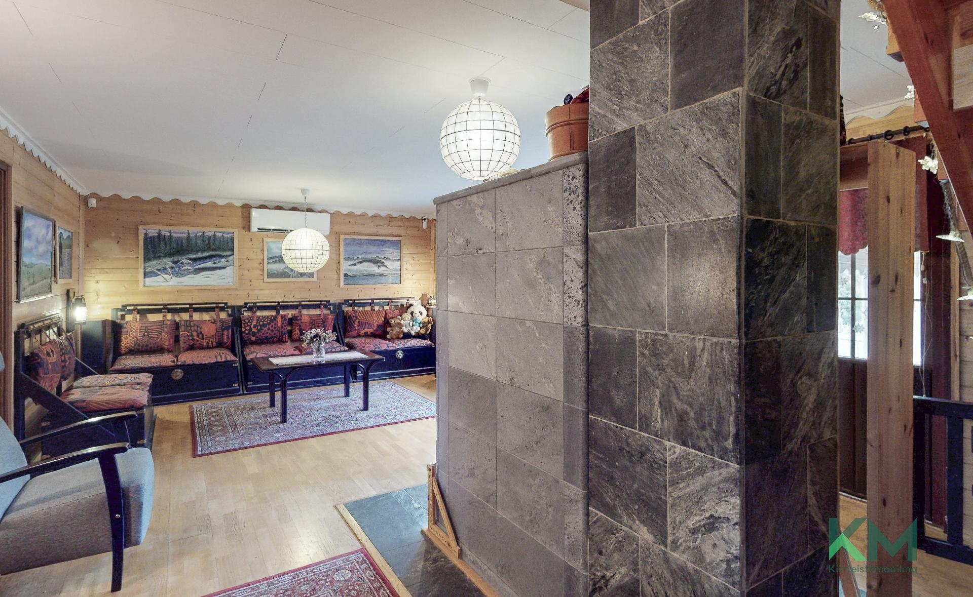 Olohuoneessa on myös kauniit puupinnat kodikkailla yksityiskohdilla.