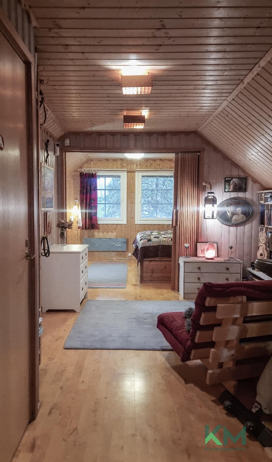 Yläkerran aula portaiden vierestä katsottuna.