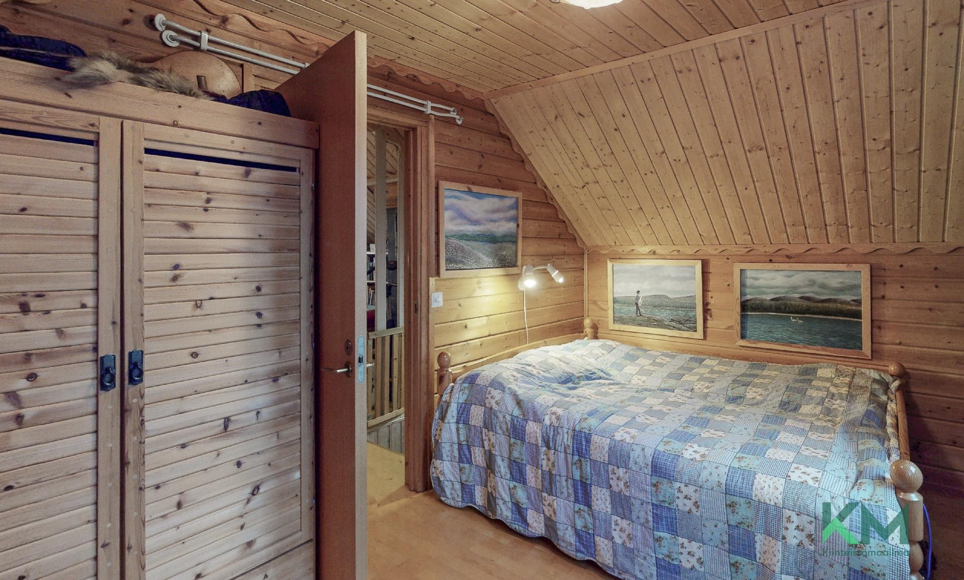 Yläkerran kolmas makuuhuone toisesta kuvakulmasta katsottuna