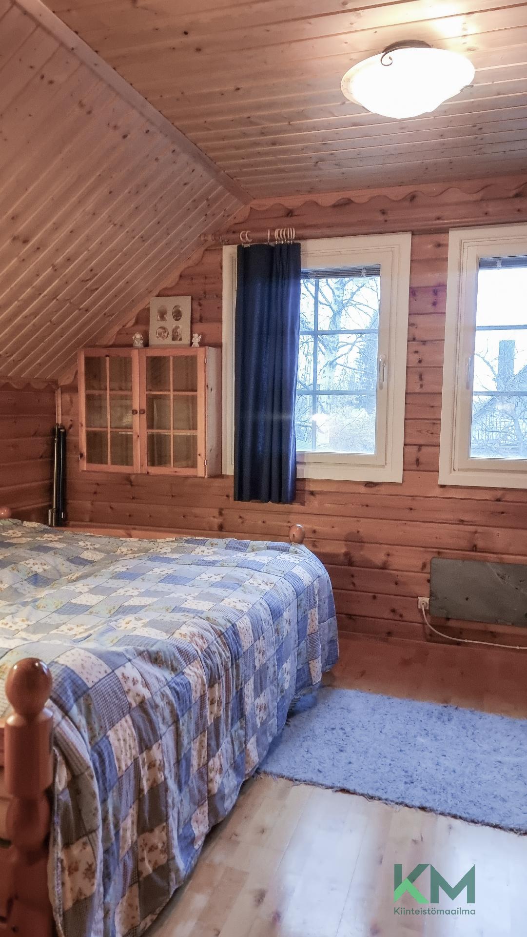 Kodin kolmas makuuhuone on heti portaiden vasemmalla puolella.