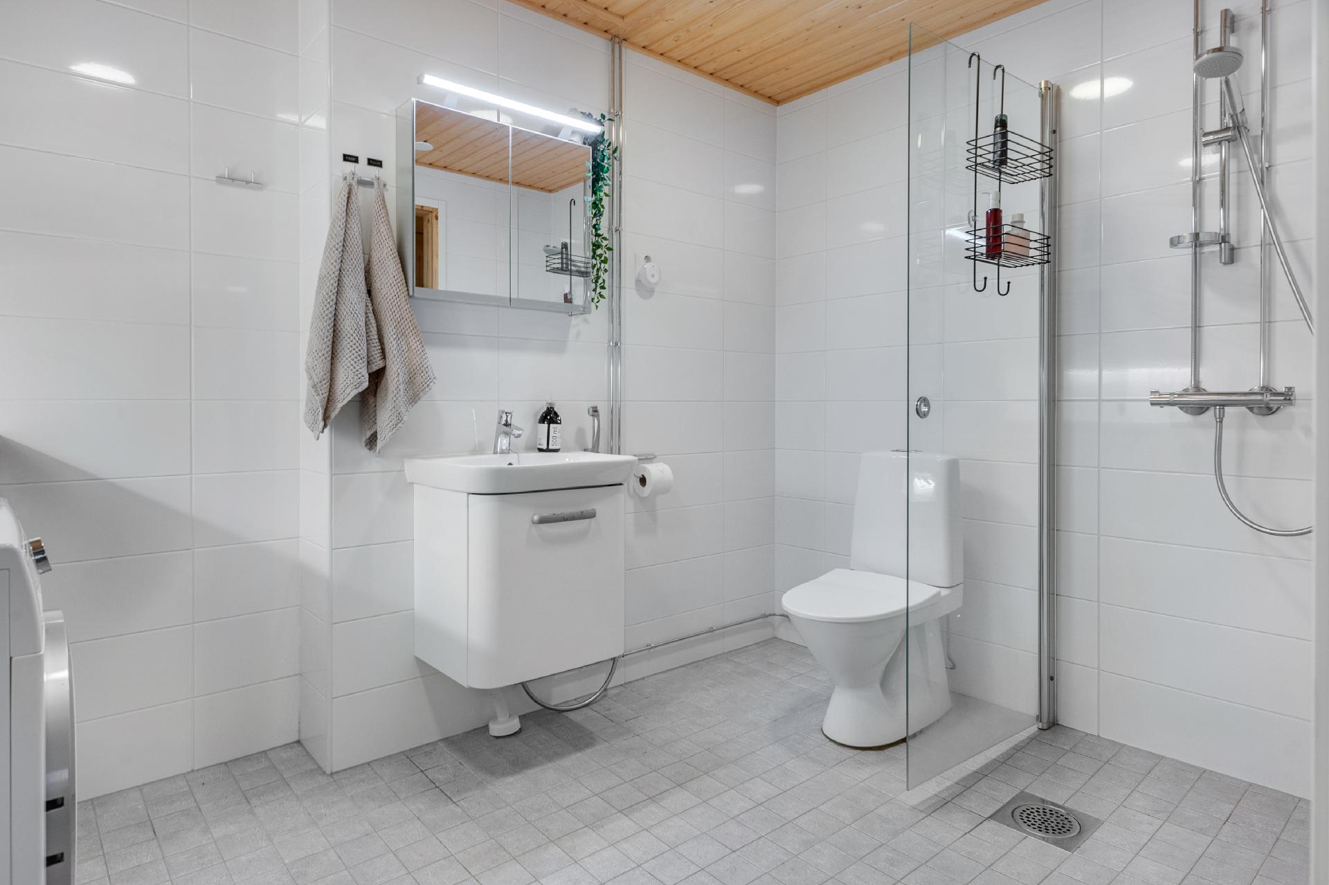 Taidemaalarinkatu 3, Kuninkaantammi, Helsinki