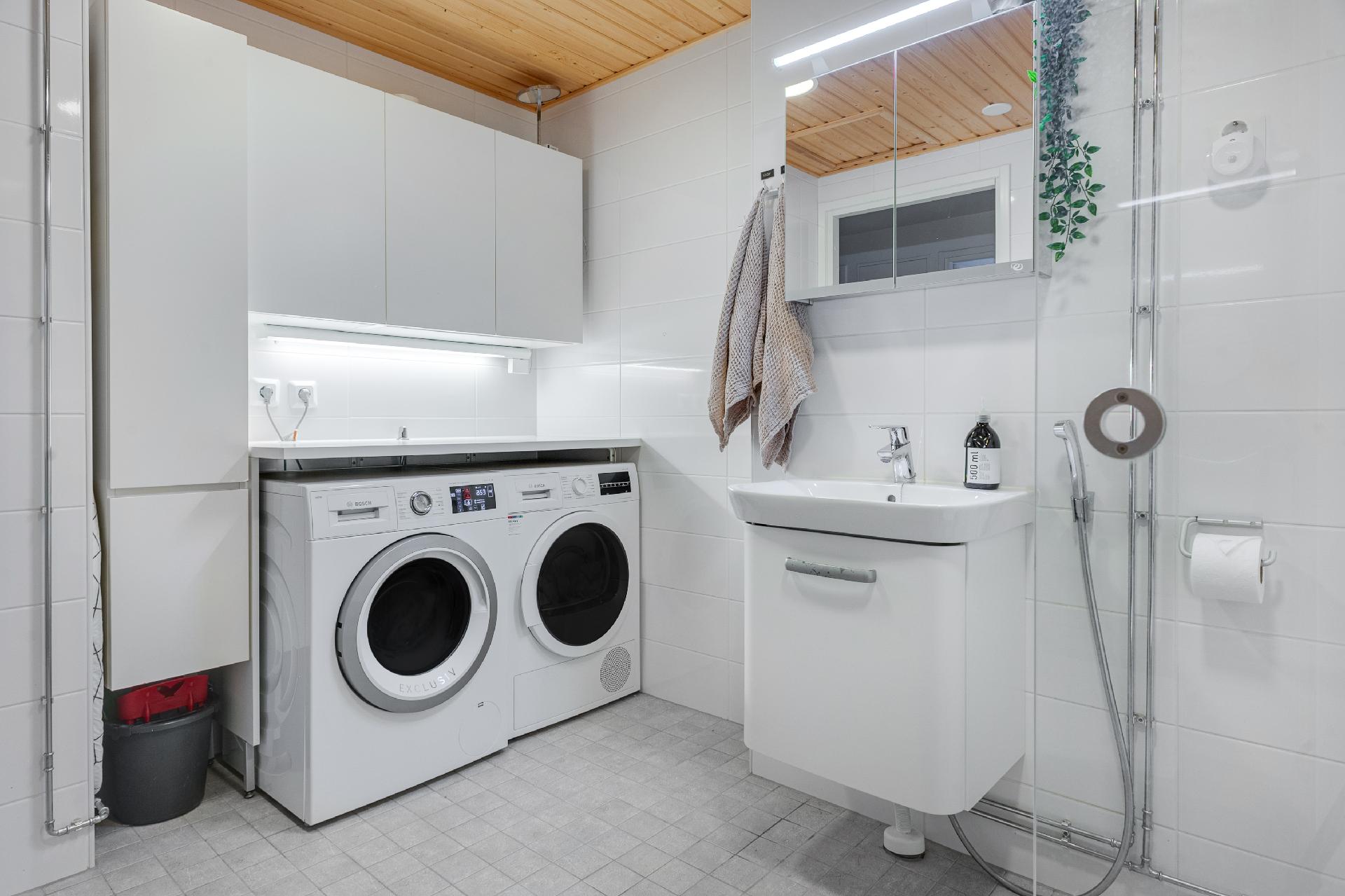 Kylpyhuoneessa hyvin tilaa myös pyykkihuollolle