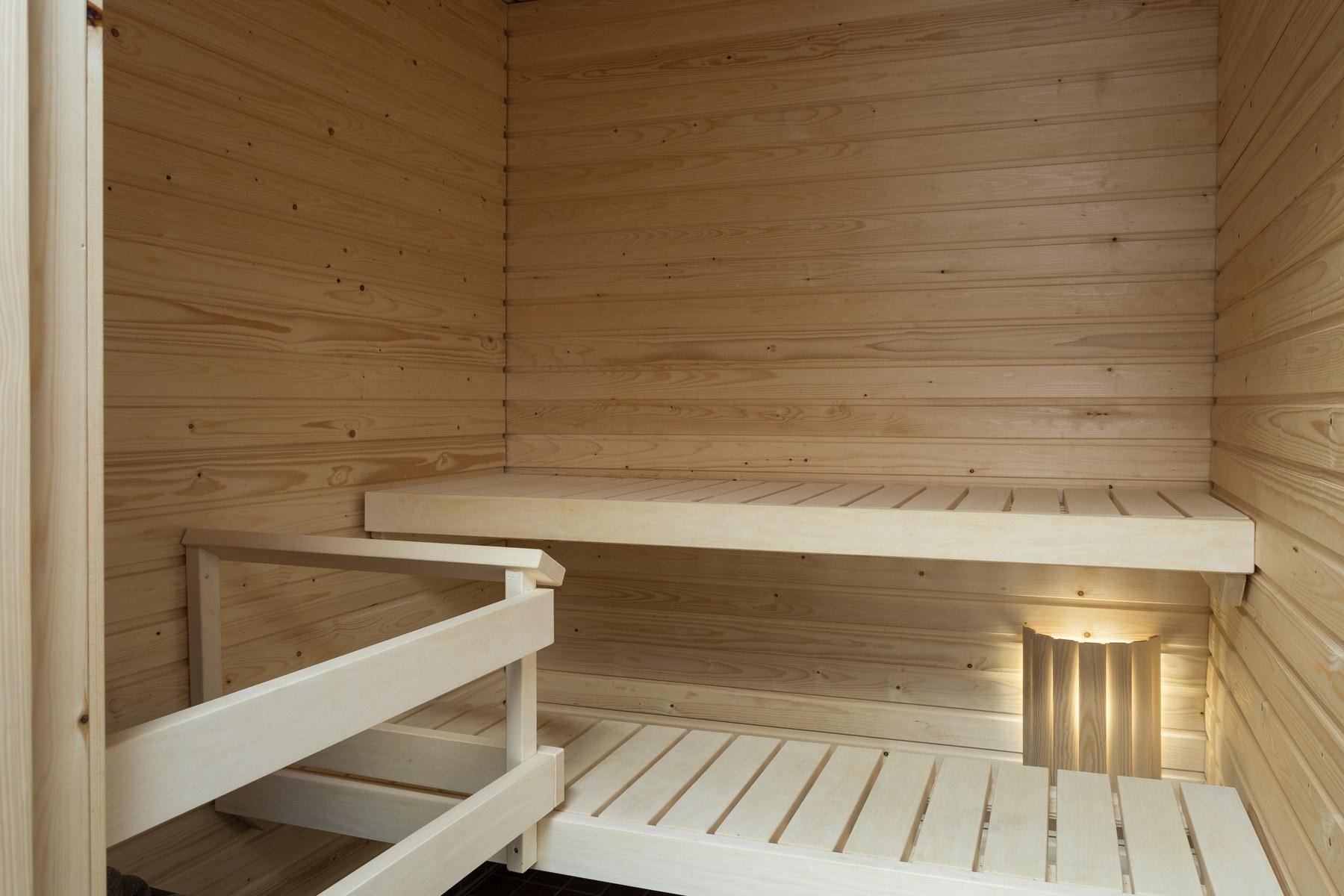 Omassa saunassa saat rentoutua arjen kiireiltä