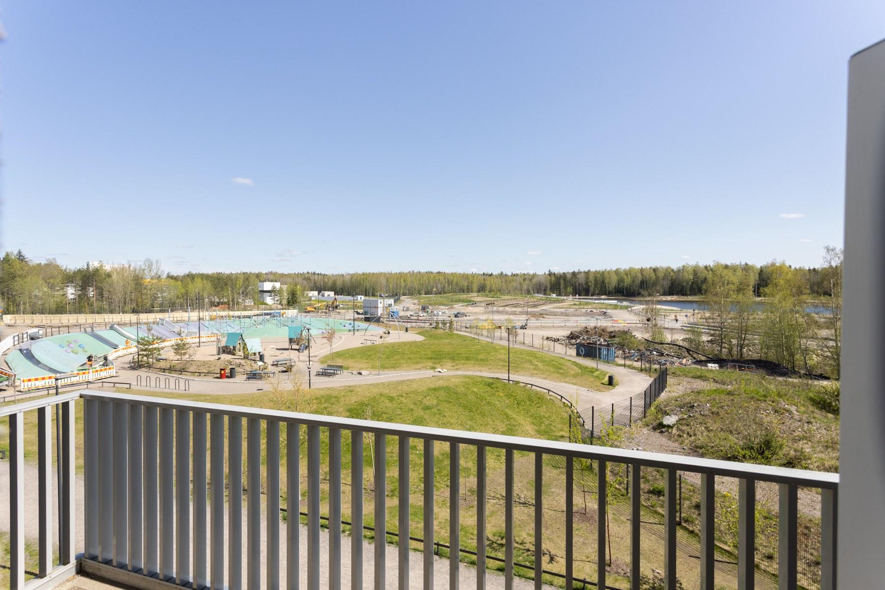 Parveke leikkipuistoon ja Palettilammelle päin