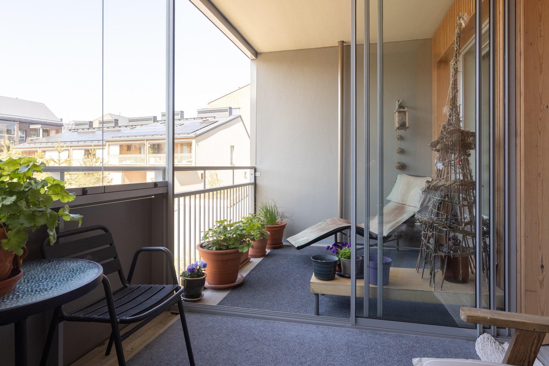 Lasitettu parveke sisäpihalle päin
