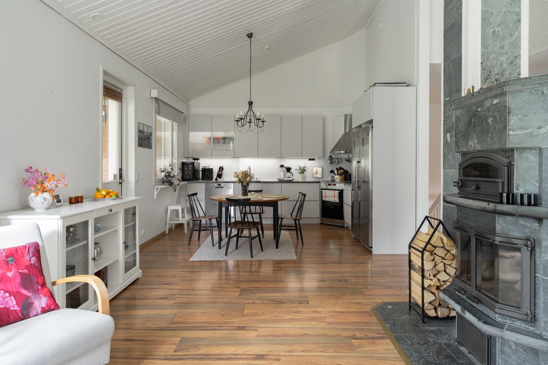 Kodikas keittiö-olohuone ja mahtava huonekorkeus